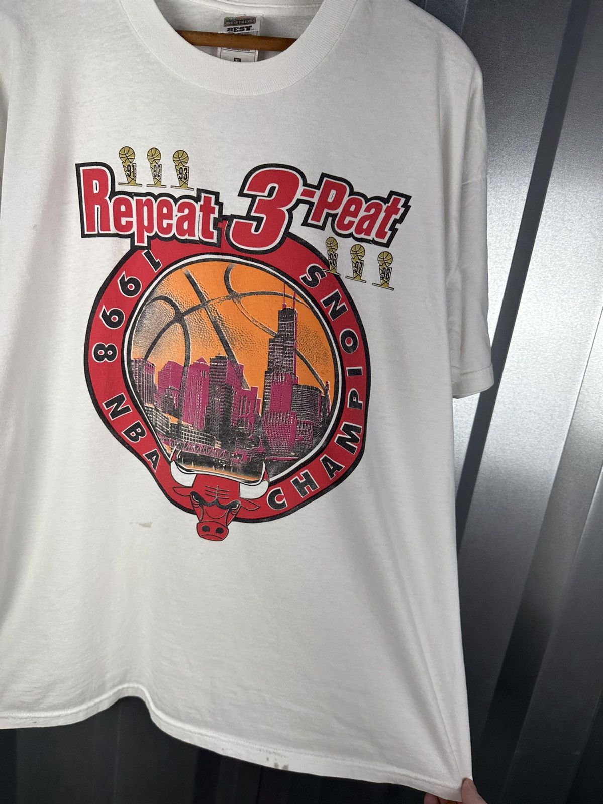 Fruit Of The Loom Vintage Chicago Bulls 3 Peat NBA Champions T-Shirt Size US XL / EU 56 / 4 - 3 Thumbnail