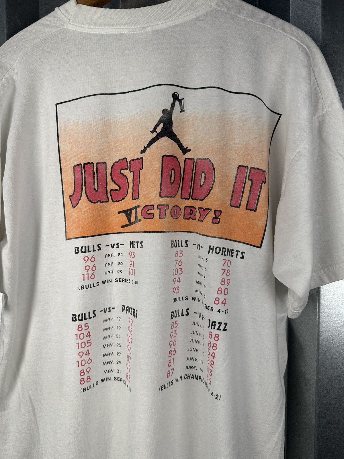 Fruit Of The Loom Vintage Chicago Bulls 3 Peat NBA Champions T-Shirt Size US XL / EU 56 / 4 - 4 Thumbnail