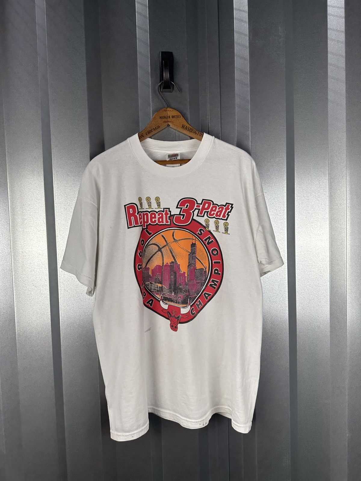 Fruit Of The Loom Vintage Chicago Bulls 3 Peat NBA Champions T-Shirt Size US XL / EU 56 / 4 - 1 Thumbnail