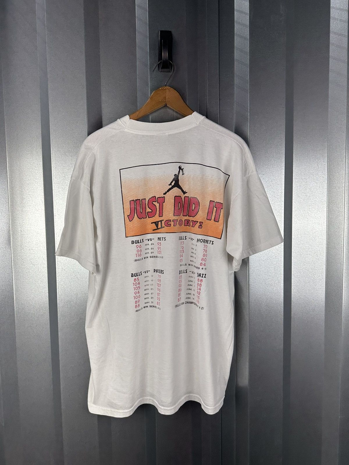 Fruit Of The Loom Vintage Chicago Bulls 3 Peat NBA Champions T-Shirt Size US XL / EU 56 / 4 - 2 Thumbnail