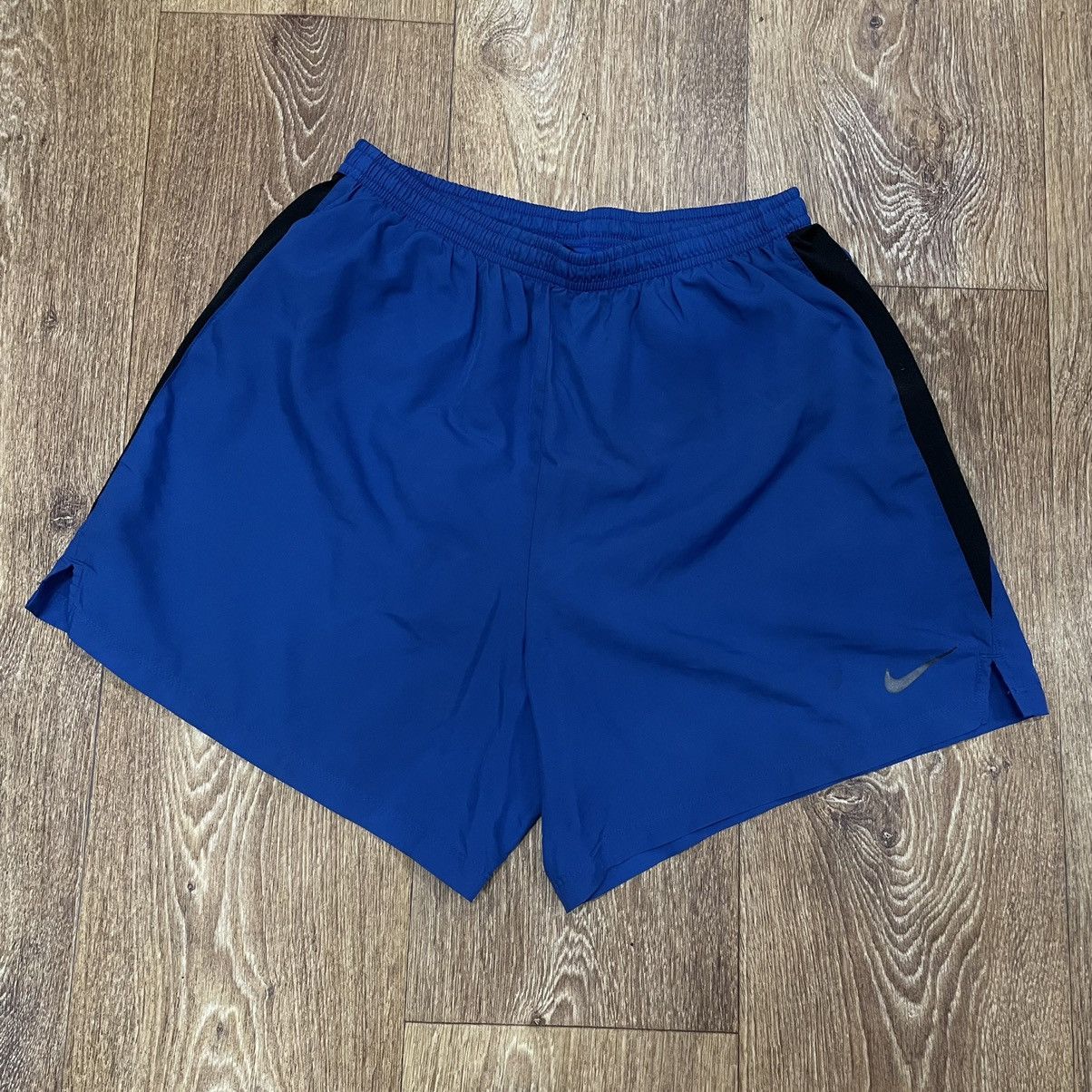 Vintage Y2K Nike Swoosh Shorts Streetwear Casual Blue Distressed M Size US 32 / EU 48 - 1 Thumbnail