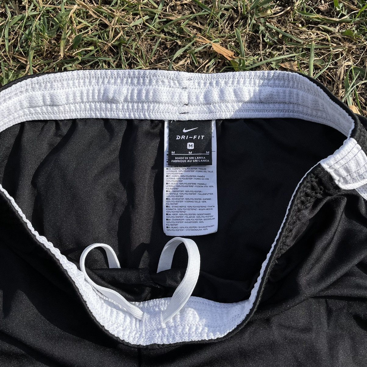 Vintage Vintage 90s Nike Nylon Shorts Black White Baggy Streetwear 3 Size US 32 / EU 48 - 4 Thumbnail