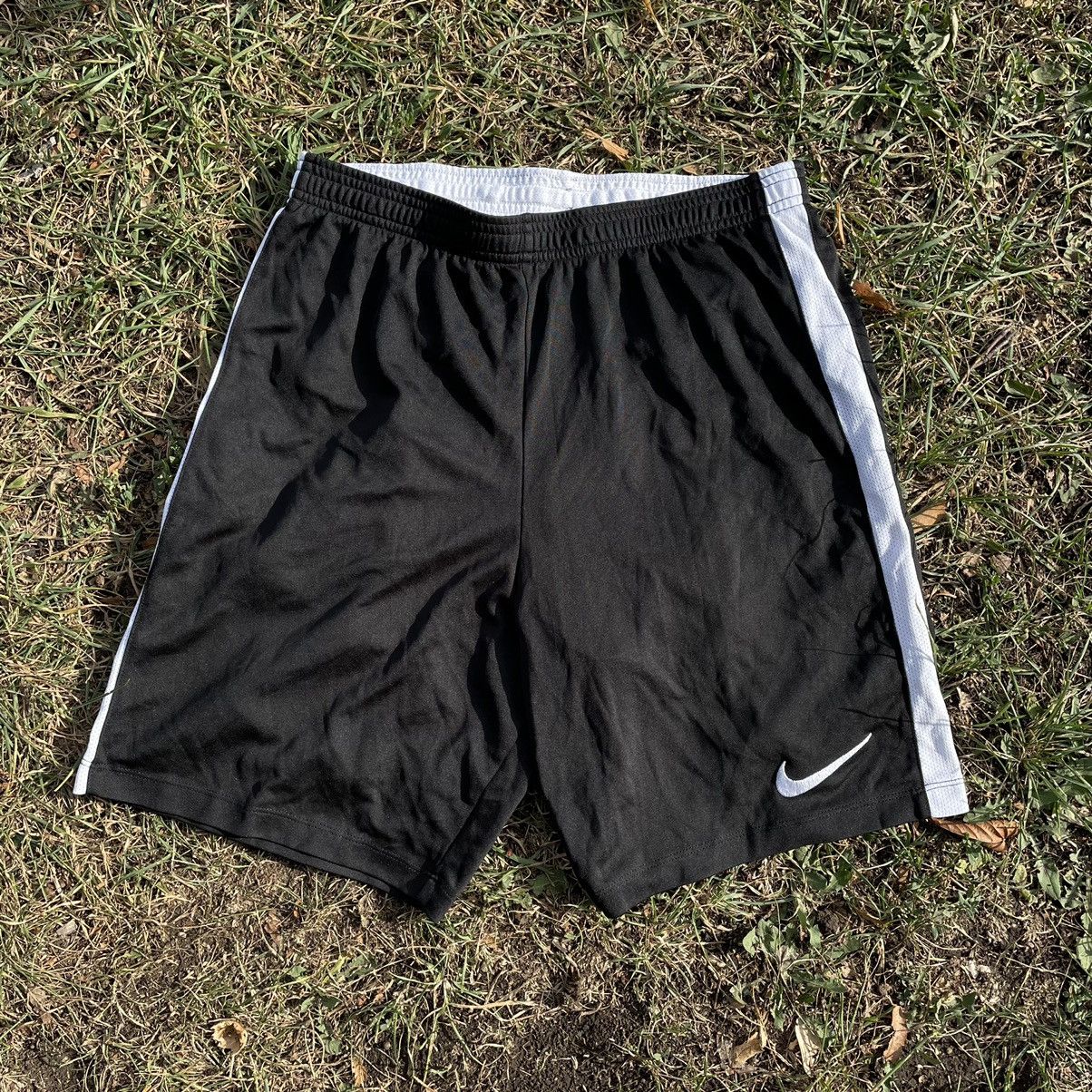 Vintage Vintage 90s Nike Nylon Shorts Black White Baggy Streetwear 3 Size US 32 / EU 48 - 1 Thumbnail