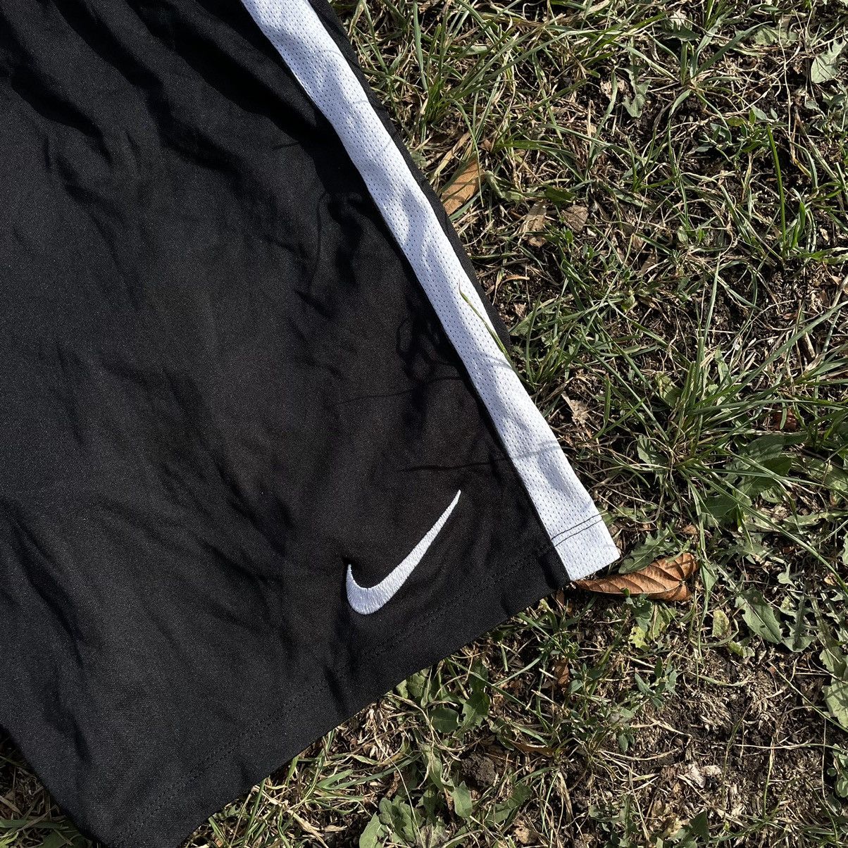 Vintage Vintage 90s Nike Nylon Shorts Black White Baggy Streetwear 3 Size US 32 / EU 48 - 3 Thumbnail