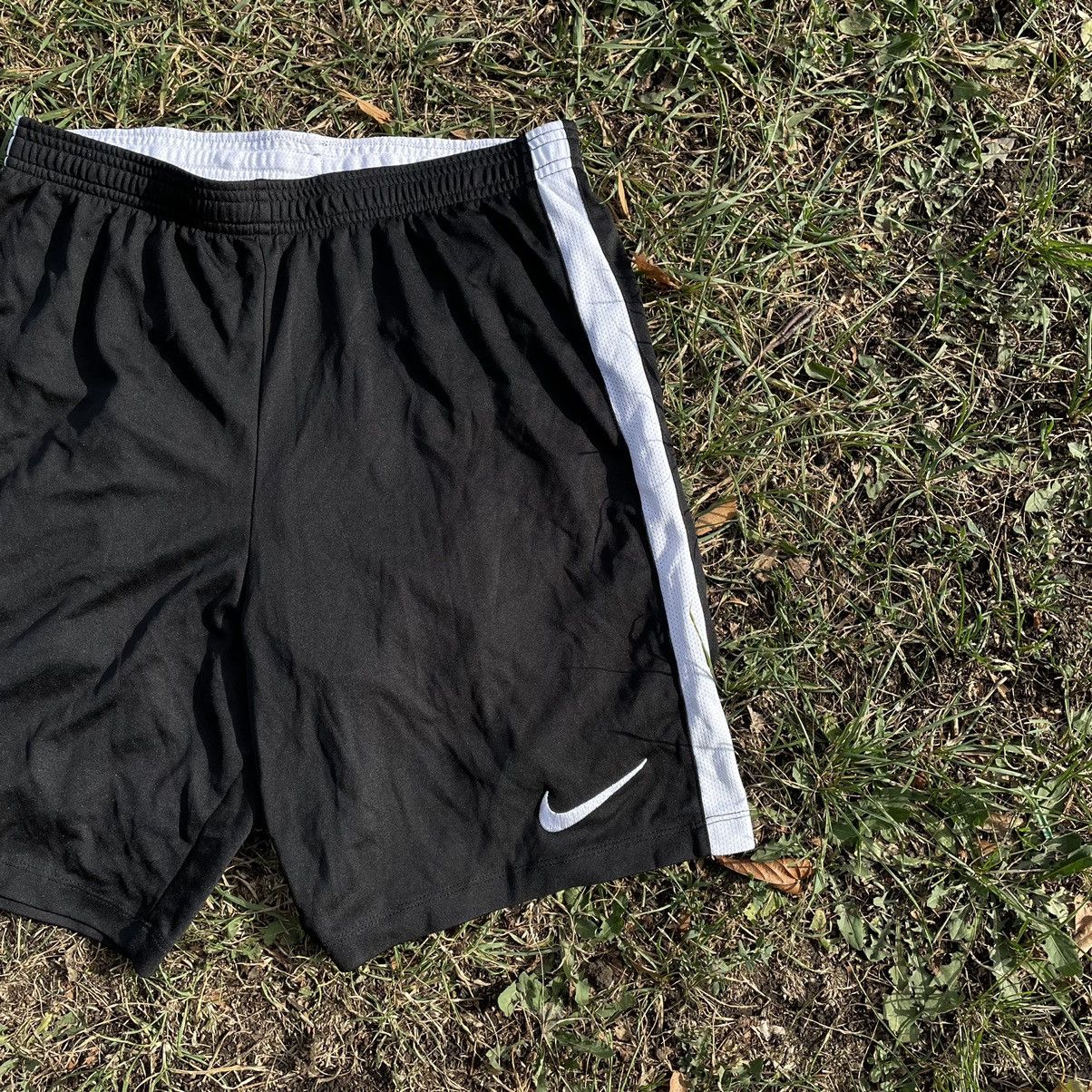 Vintage Vintage 90s Nike Nylon Shorts Black White Baggy Streetwear 3 Size US 32 / EU 48 - 2 Thumbnail