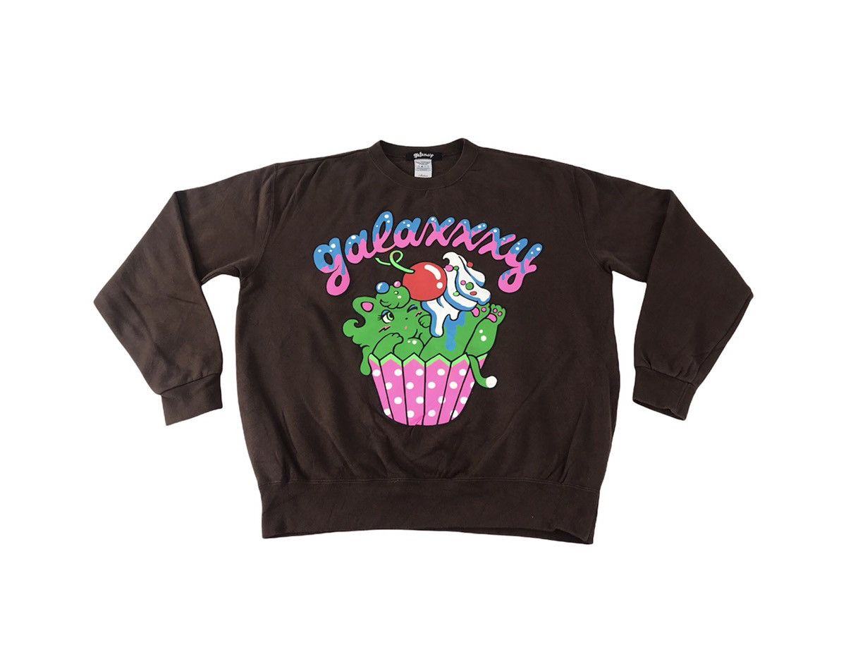 image of Vintage Galaxxy Cute Cupcake Crewneck Pull Over Sweatshirt Fashion in Brown, Men's (Size XL)