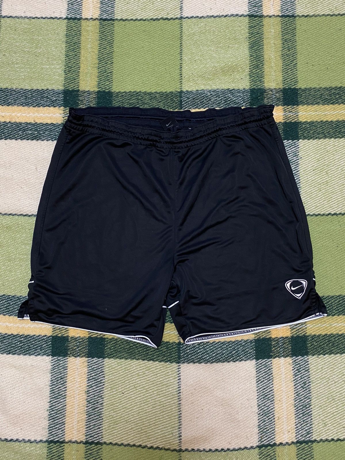 Nike Vintage Nike shorts streetwear swoosh casual y2k size L Size US 34 / EU 50 - 1 Thumbnail
