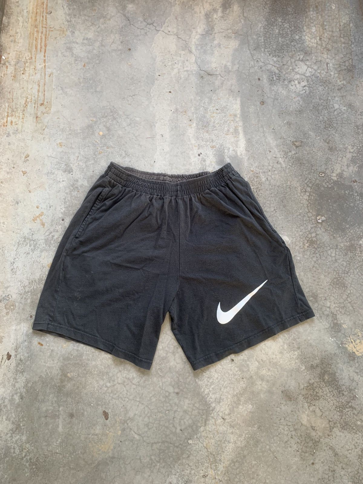 Vintage Vintage 90s Faded Nike short Baggy Size US 30 / EU 46 - 1 Thumbnail