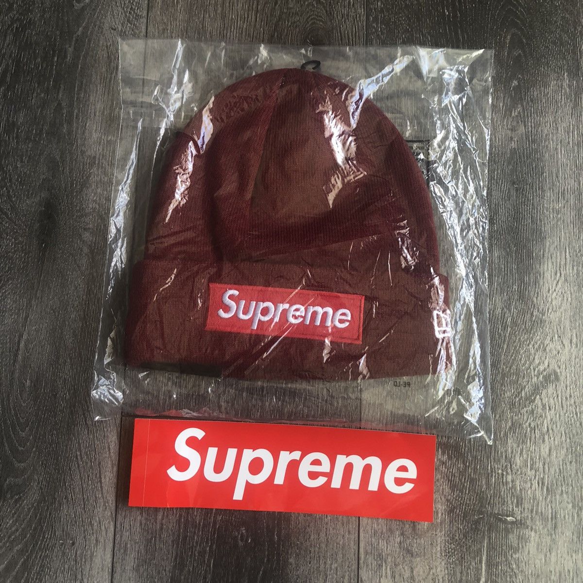 New Era × Supreme Supreme New Era Box Logo Beanie World Famous - Cardinal Red Size ONE SIZE - 2 Thumbnail