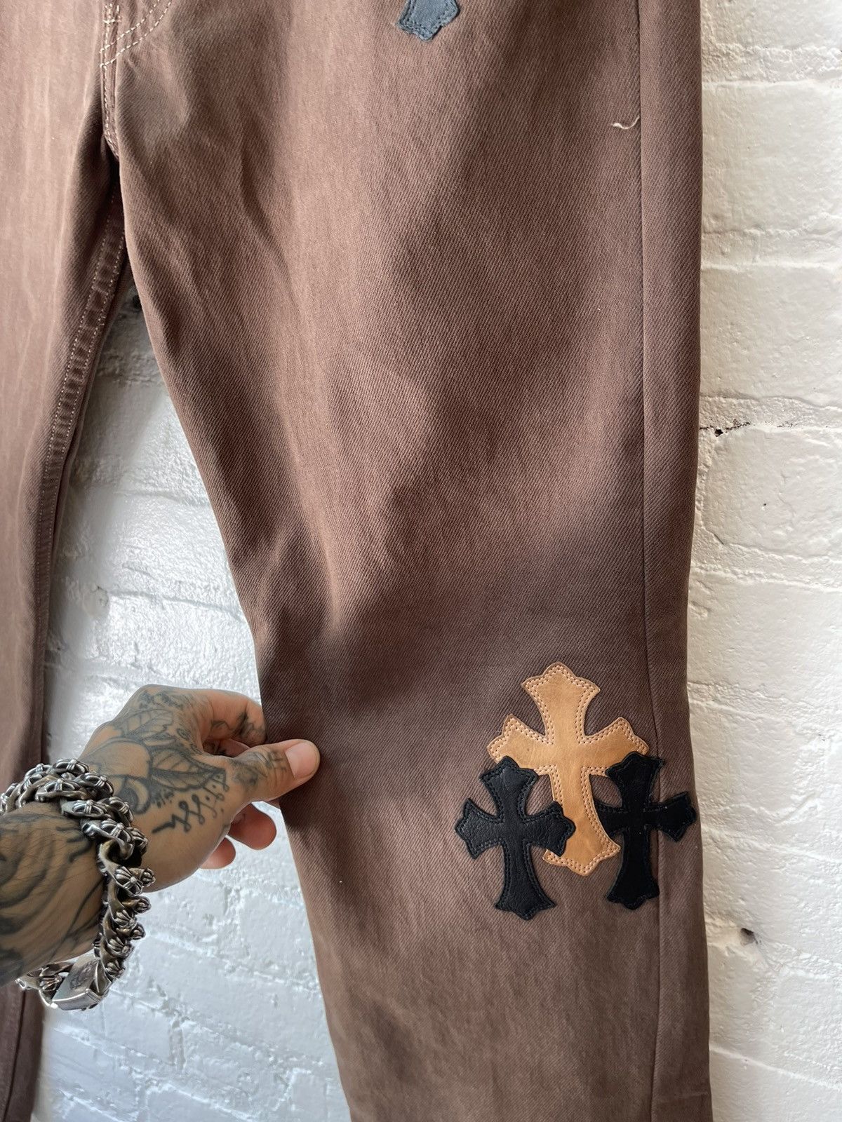 Chrome Hearts × Levi's Chrome Hearts OFFSET Personal Levi Cross Patch Jeans Brown Size US 32 / EU 48 - 6 Thumbnail