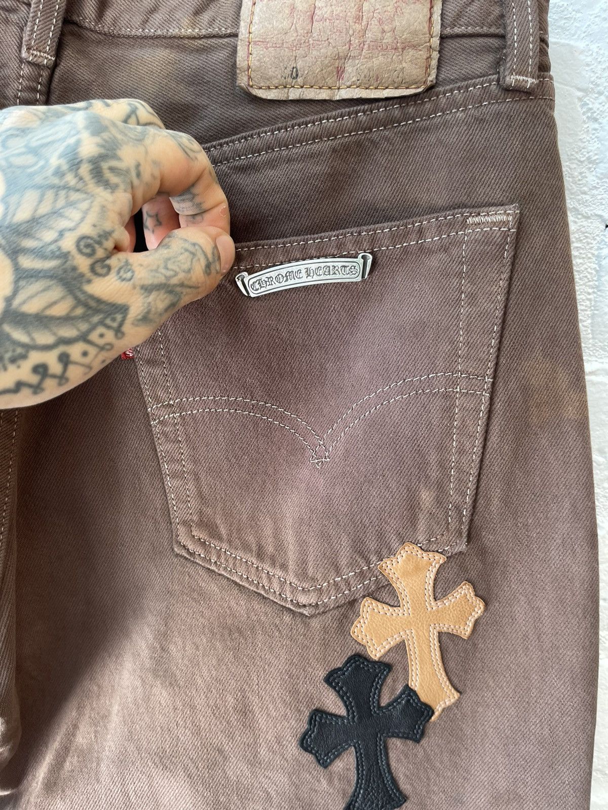 Chrome Hearts × Levi's Chrome Hearts OFFSET Personal Levi Cross Patch Jeans Brown Size US 32 / EU 48 - 16 Thumbnail