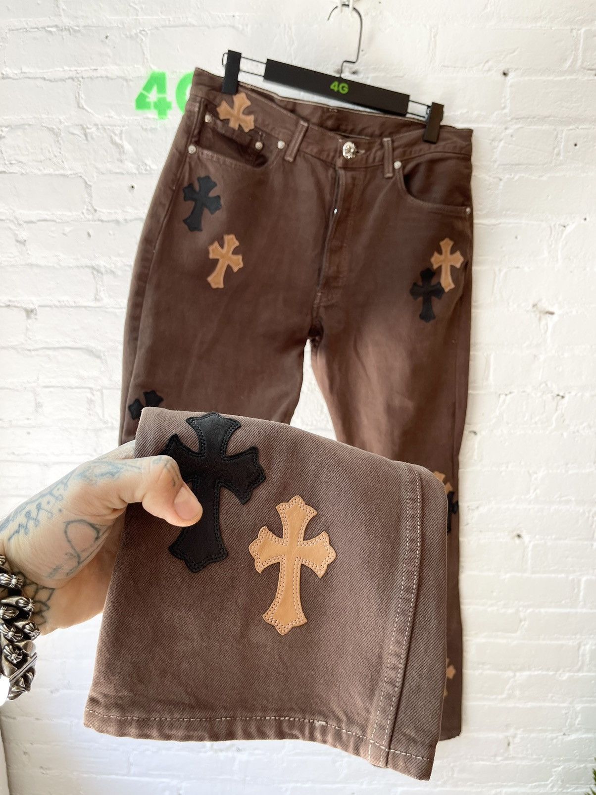 Chrome Hearts × Levi's Chrome Hearts OFFSET Personal Levi Cross Patch Jeans Brown Size US 32 / EU 48 - 2 Thumbnail