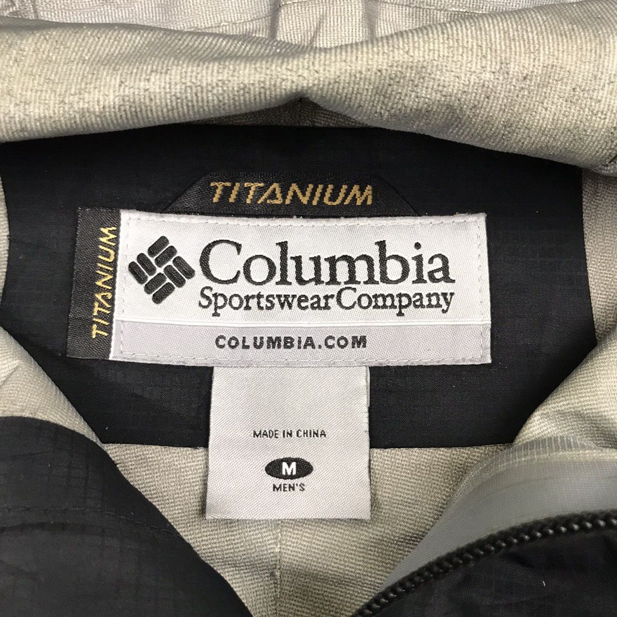Columbia × Vintage Vintage Columbia Hoodie Waterproof Jacket Size US M / EU 48-50 / 2 - 10 Thumbnail