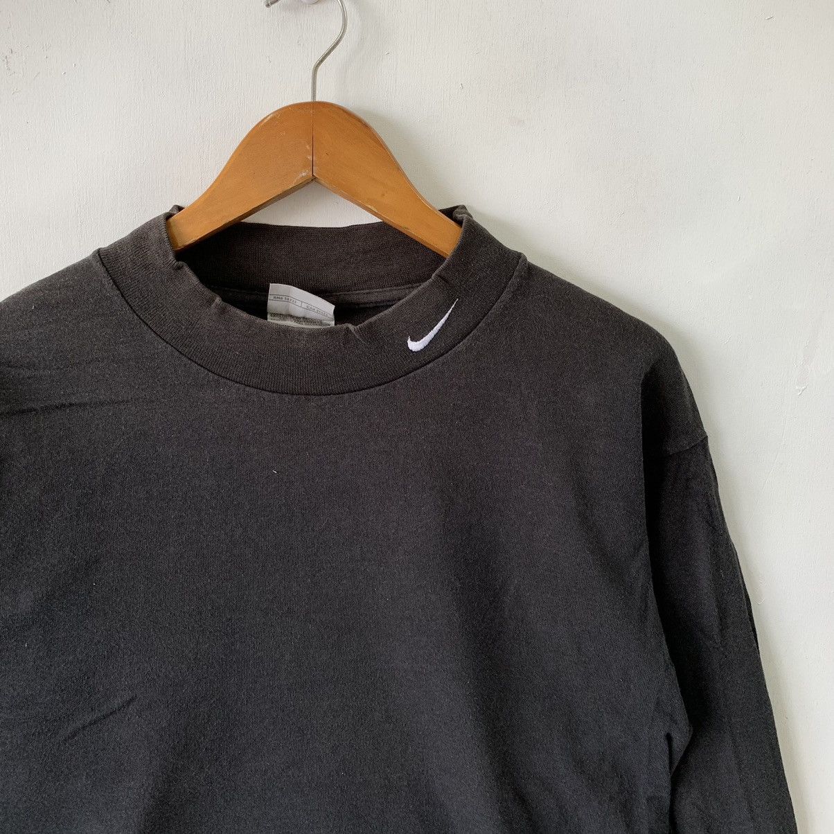 Nike × Vintage Vintage Nike Neck Logo Small Swoosh Sun Faded Sweatshirt Size US M / EU 48-50 / 2 - 2 Thumbnail