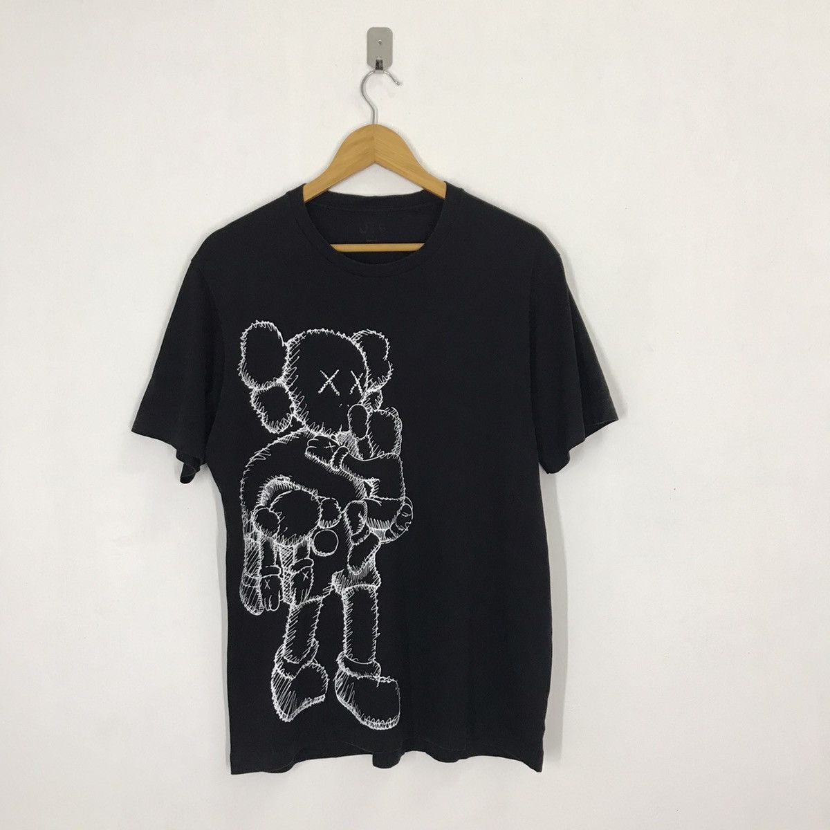 Japanese Brand × Kaws Kaws x Uniqlo limited art design Kaws Tshirt Size US M / EU 48-50 / 2 - 1 Thumbnail