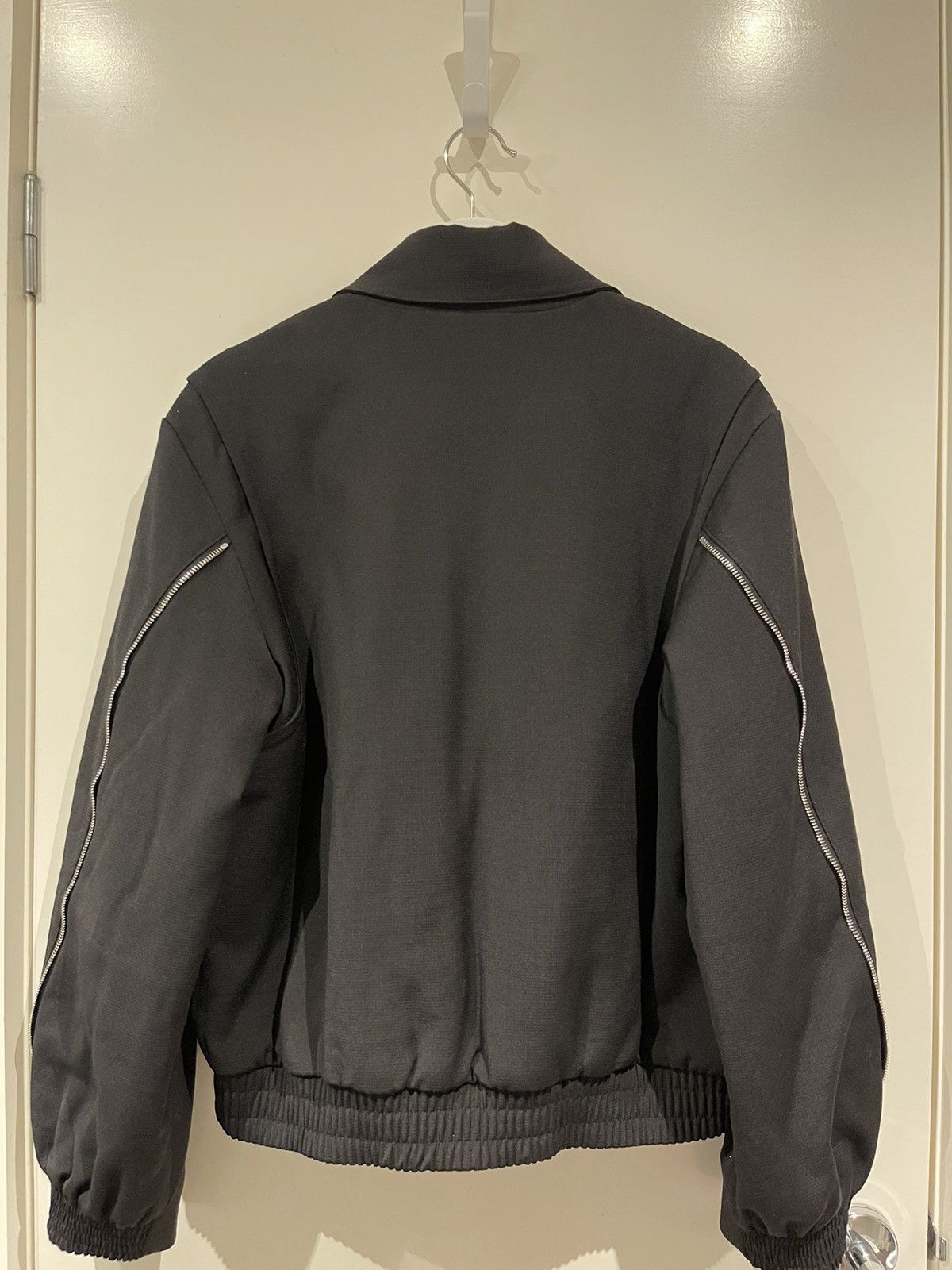 【関税込み】CMMAWEAR ブラック Batwing ジャケット Batwing Piercing Jacket in Black – SVRN