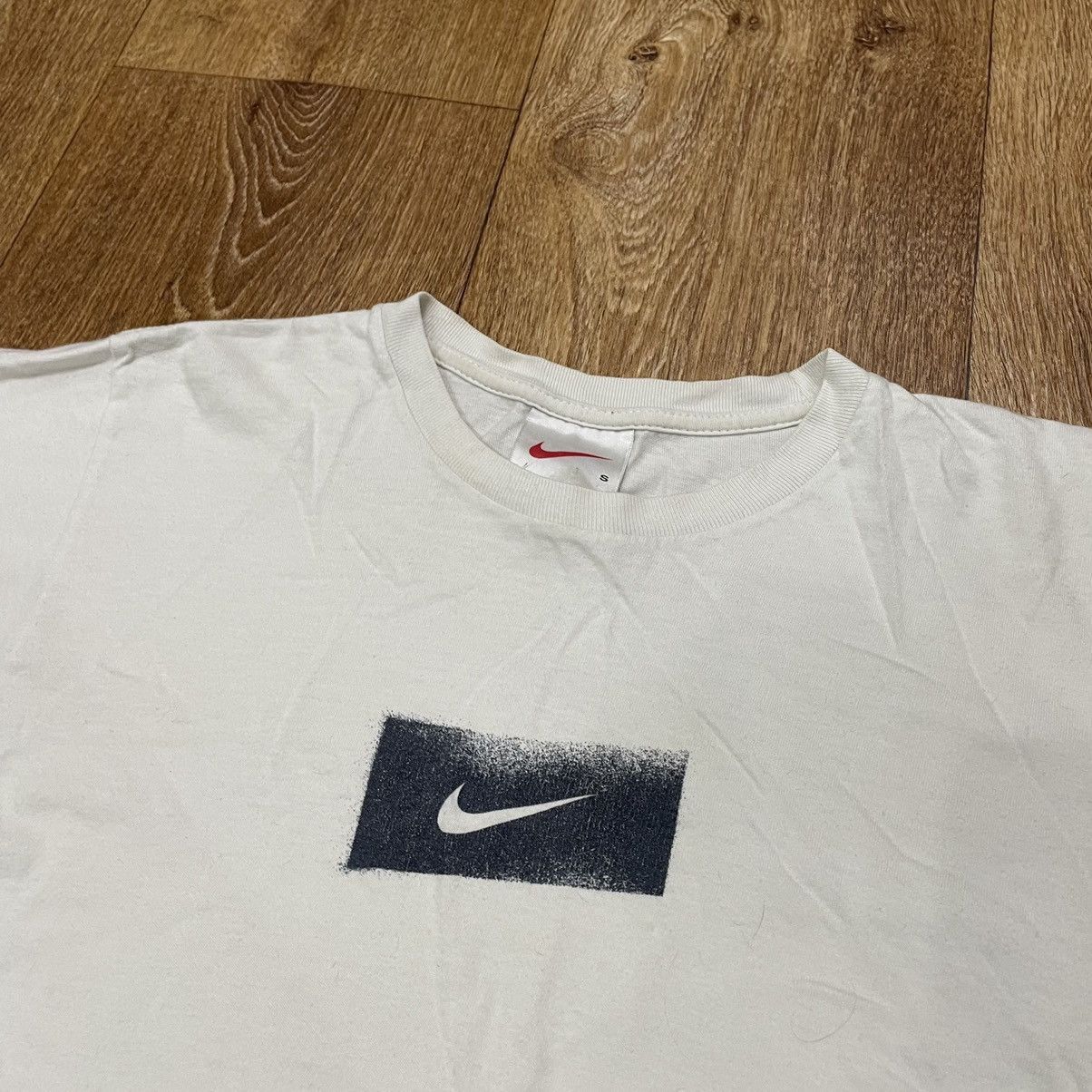 Vintage Vintage Nike Small Logo Tee Cream Streetwear Y2K Bleached S Size US S / EU 44-46 / 1 - 2 Thumbnail