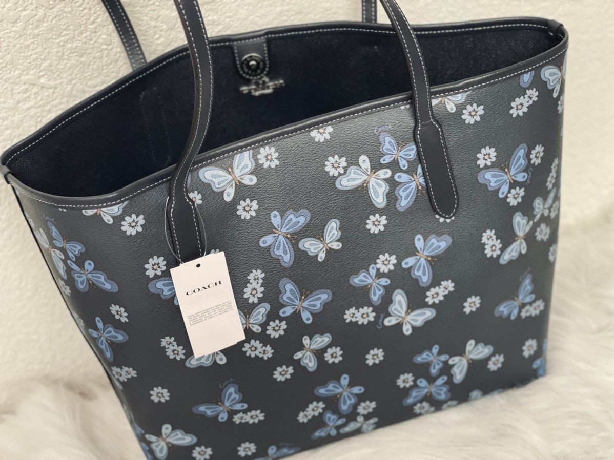 Lovely Coach tote deals bag