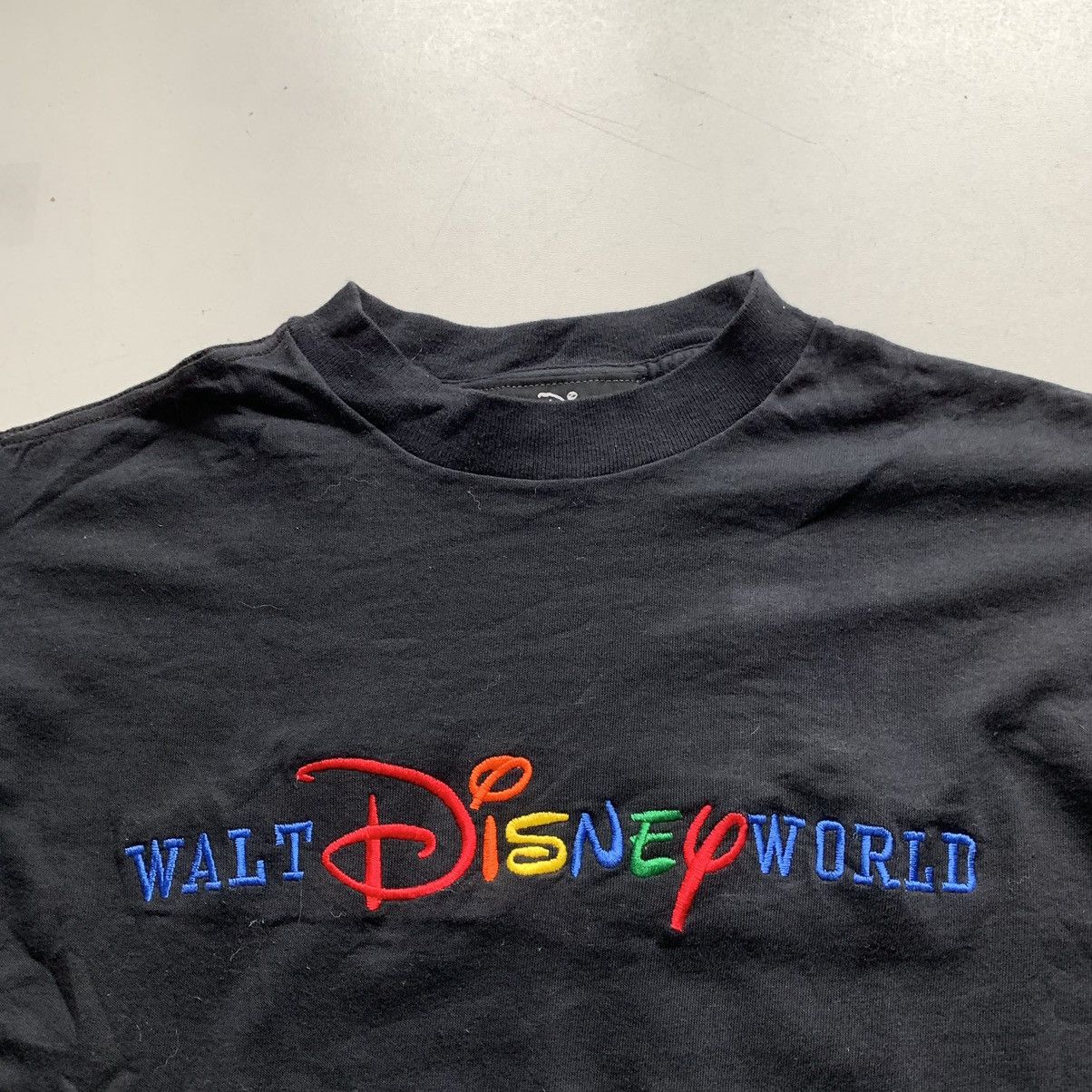 Disney × Vintage Vintage 90s Walt Disney World Rainbow Embroidered T Shirt Size US S / EU 44-46 / 1 - 2 Thumbnail
