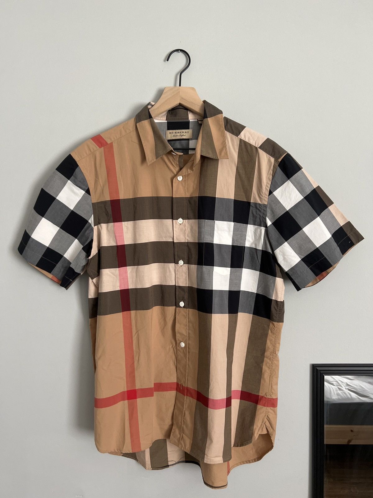 Burberry Burberry Short-sleeve Beige Plaid Button Up Shirt Size US XL / EU 56 / 4 - 1 Thumbnail