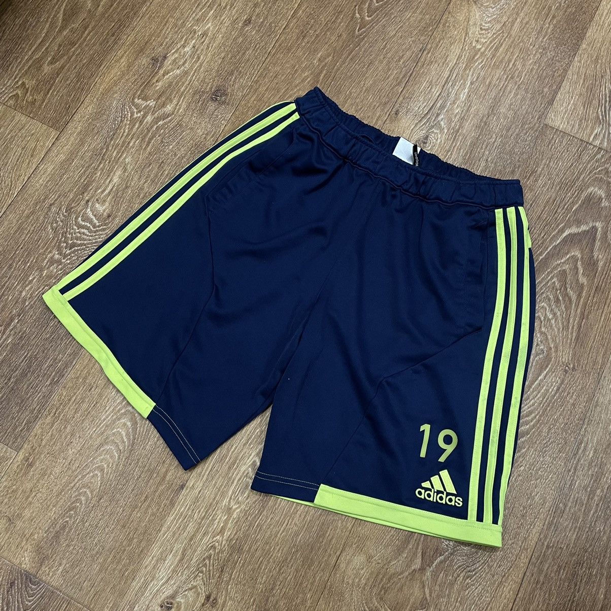 Adidas Vintage Adidas shorts streetwear y2k style casual L Size US 34 / EU 50 - 1 Thumbnail