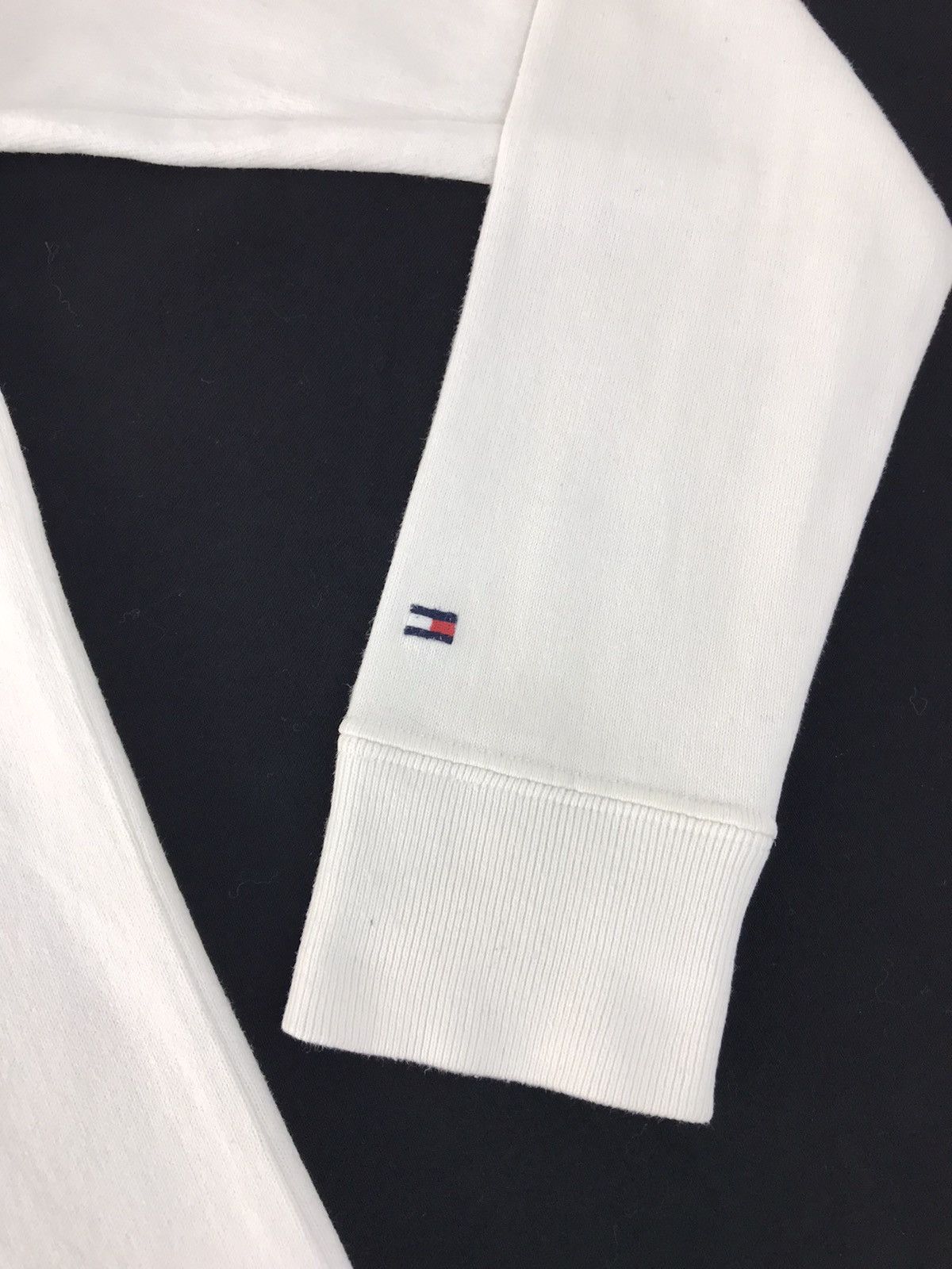 Tommy Hilfiger Vintage Tommy Hilfiger Big Logo Design Size US M / EU 48-50 / 2 - 6 Thumbnail