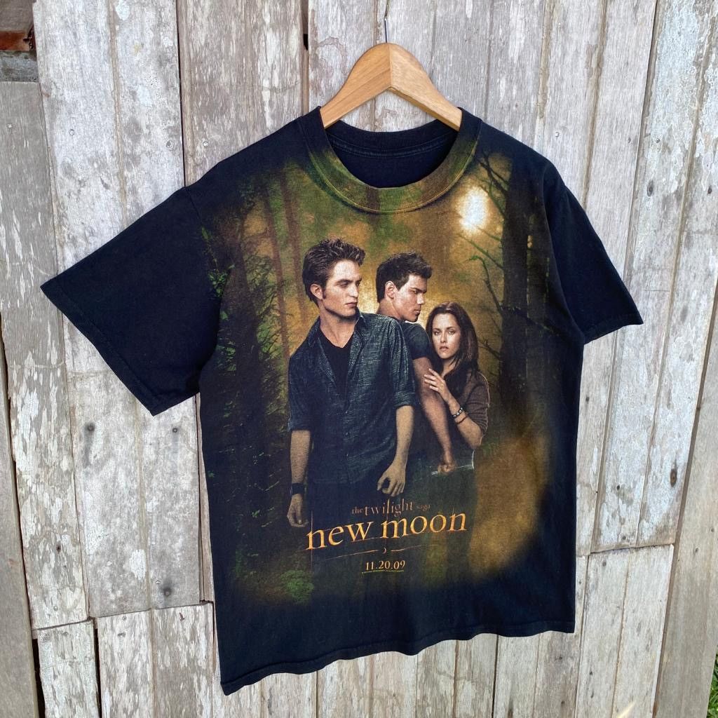 image of Movie Vintage The Twilight Saga New Moon 2009 Tshirt in Black, Men's (Size Medium)