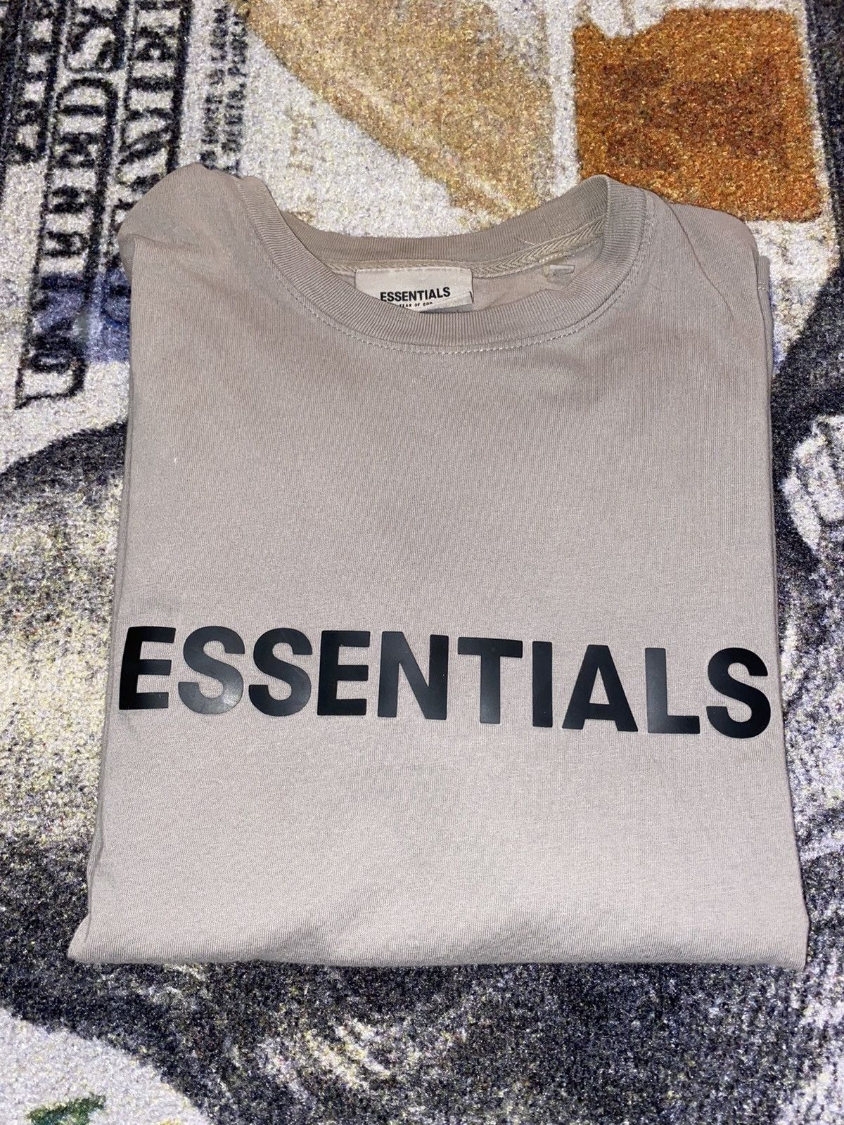 FOG × Fear of God Essentials Boxy T-Shirt Applique Logo Size US S / EU 44-46 / 1 - 1 Thumbnail
