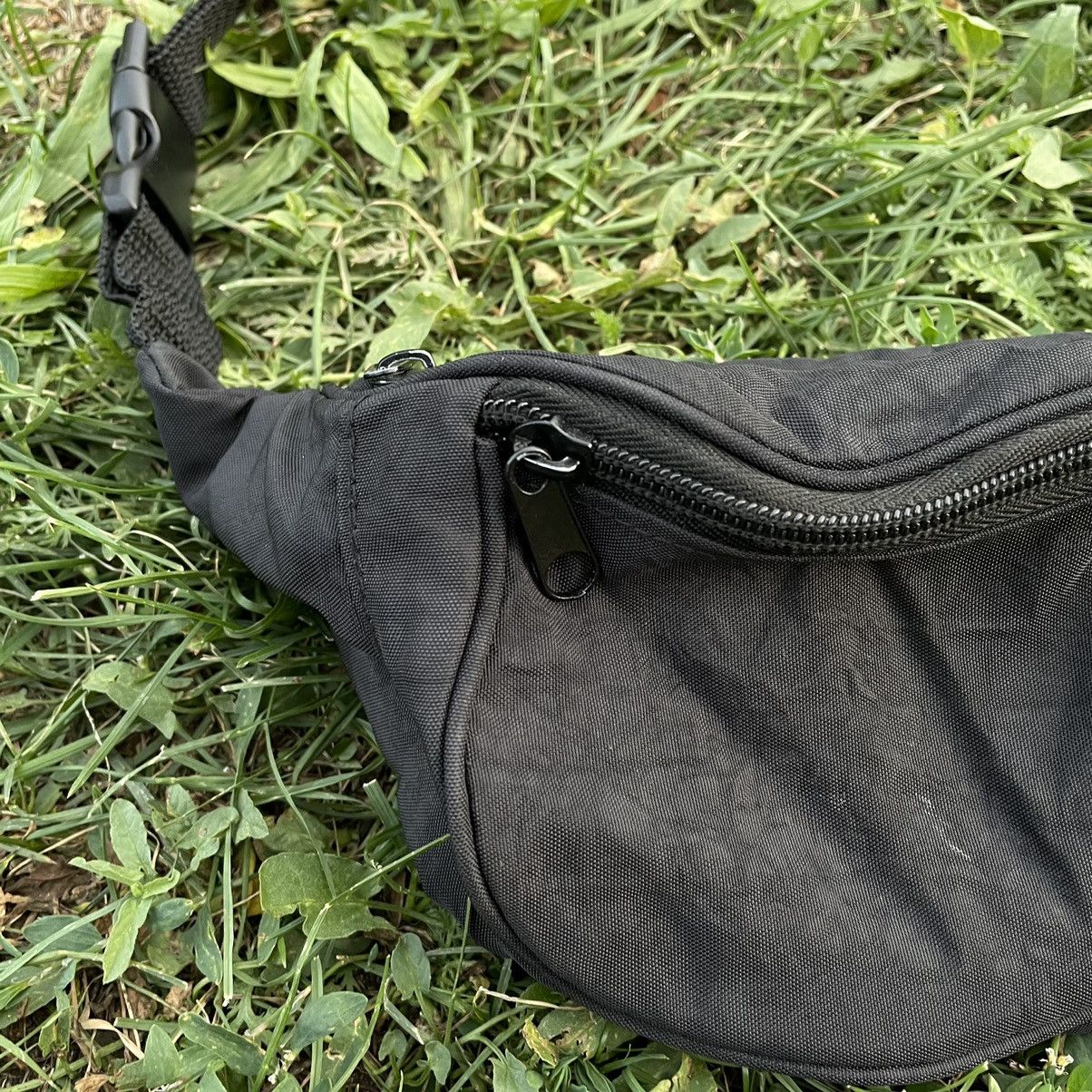 Vintage Vintage Y2K Black Crossbody Bag Streetwear Skate Worn In OS Size ONE SIZE - 3 Thumbnail