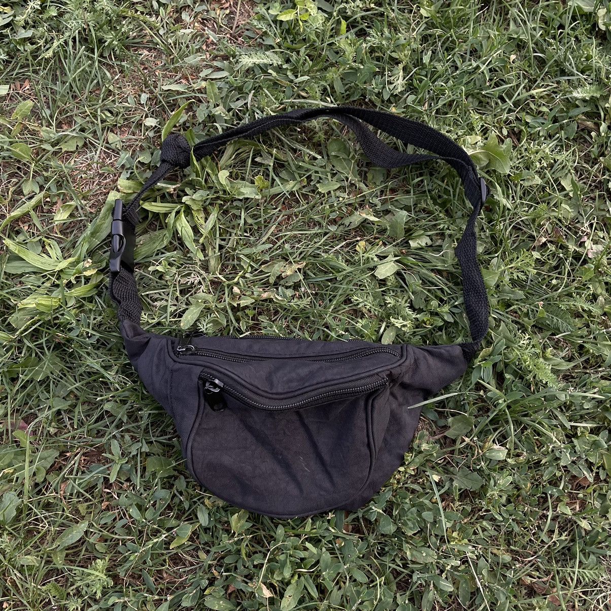 Vintage Vintage Y2K Black Crossbody Bag Streetwear Skate Worn In OS Size ONE SIZE - 1 Thumbnail