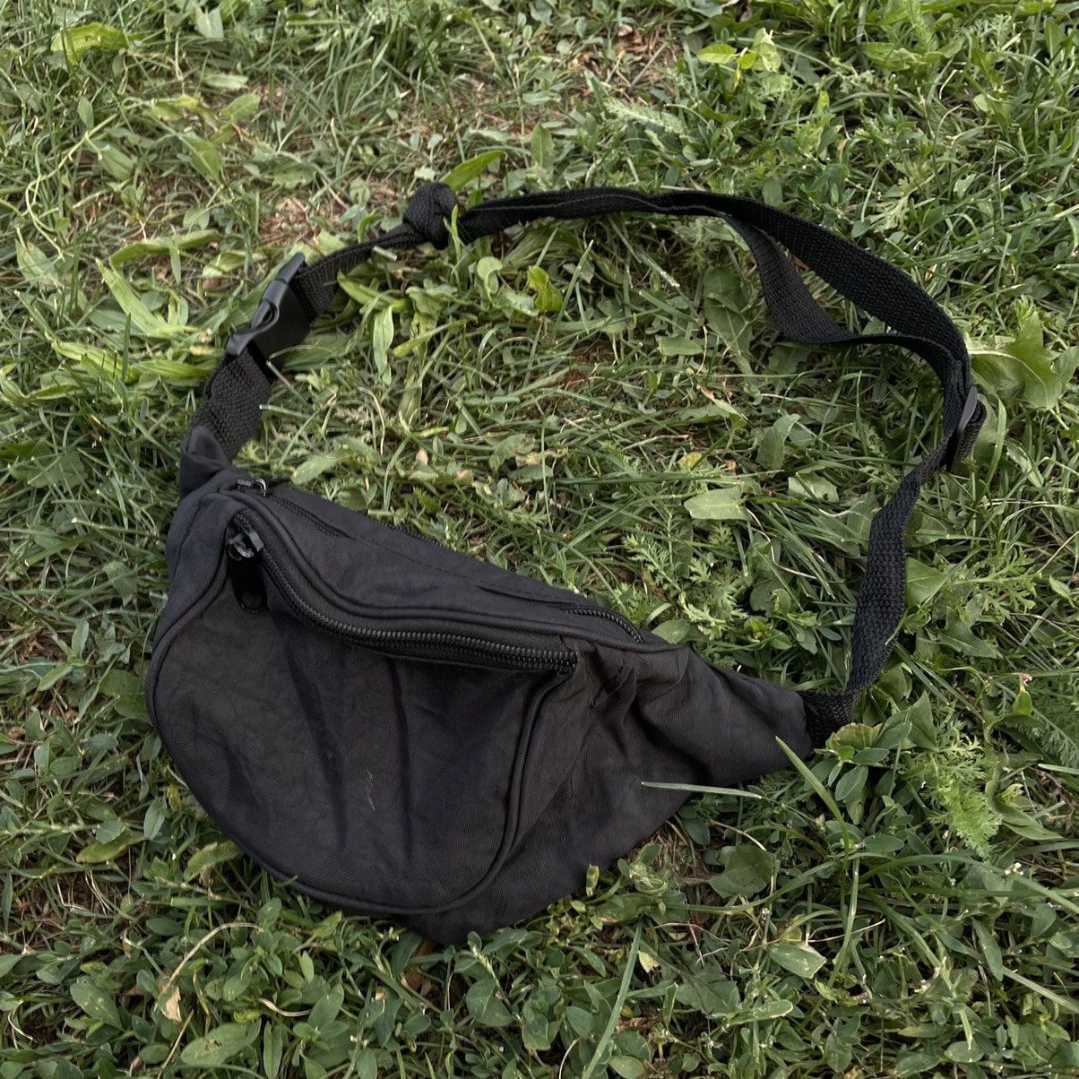 Vintage Vintage Y2K Black Crossbody Bag Streetwear Skate Worn In OS Size ONE SIZE - 2 Thumbnail