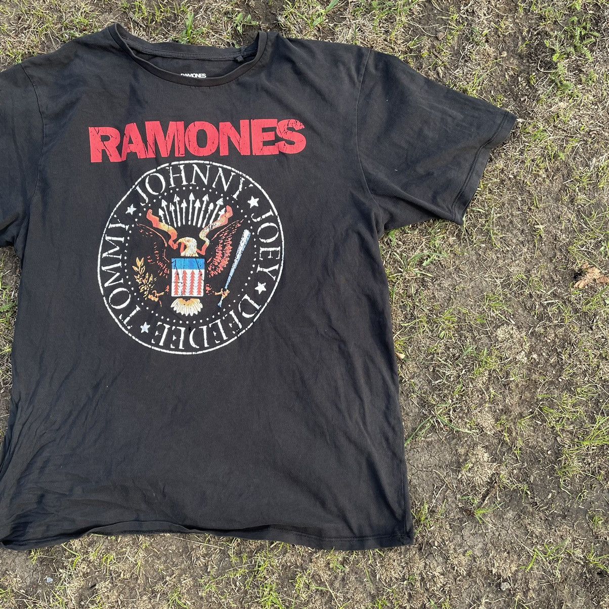 Vintage Vintage Y2K Ramones Graphic Band Tee Faded Black Baggy L Size US L / EU 52-54 / 3 - 3 Thumbnail