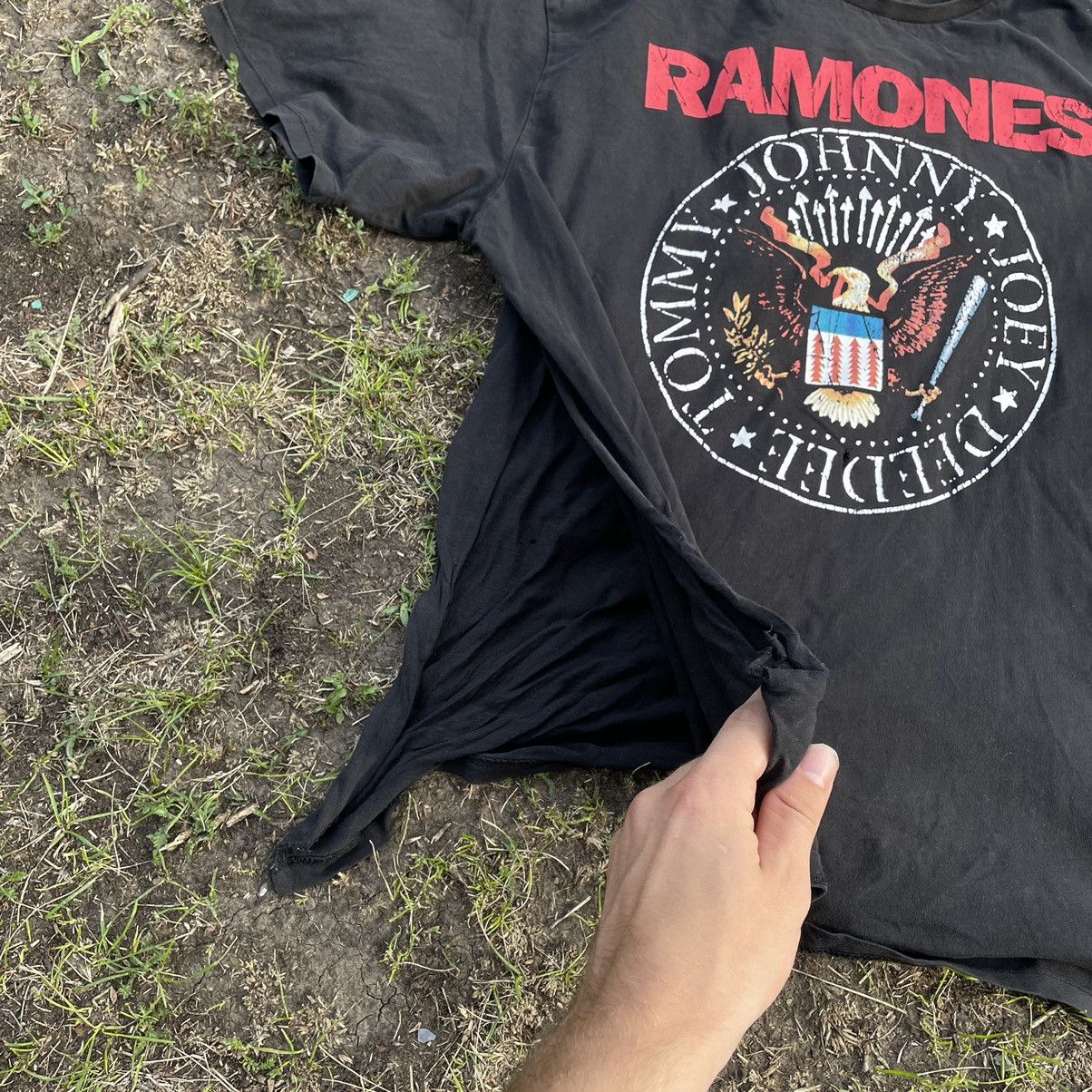 Vintage Vintage Y2K Ramones Graphic Band Tee Faded Black Baggy L Size US L / EU 52-54 / 3 - 5 Thumbnail
