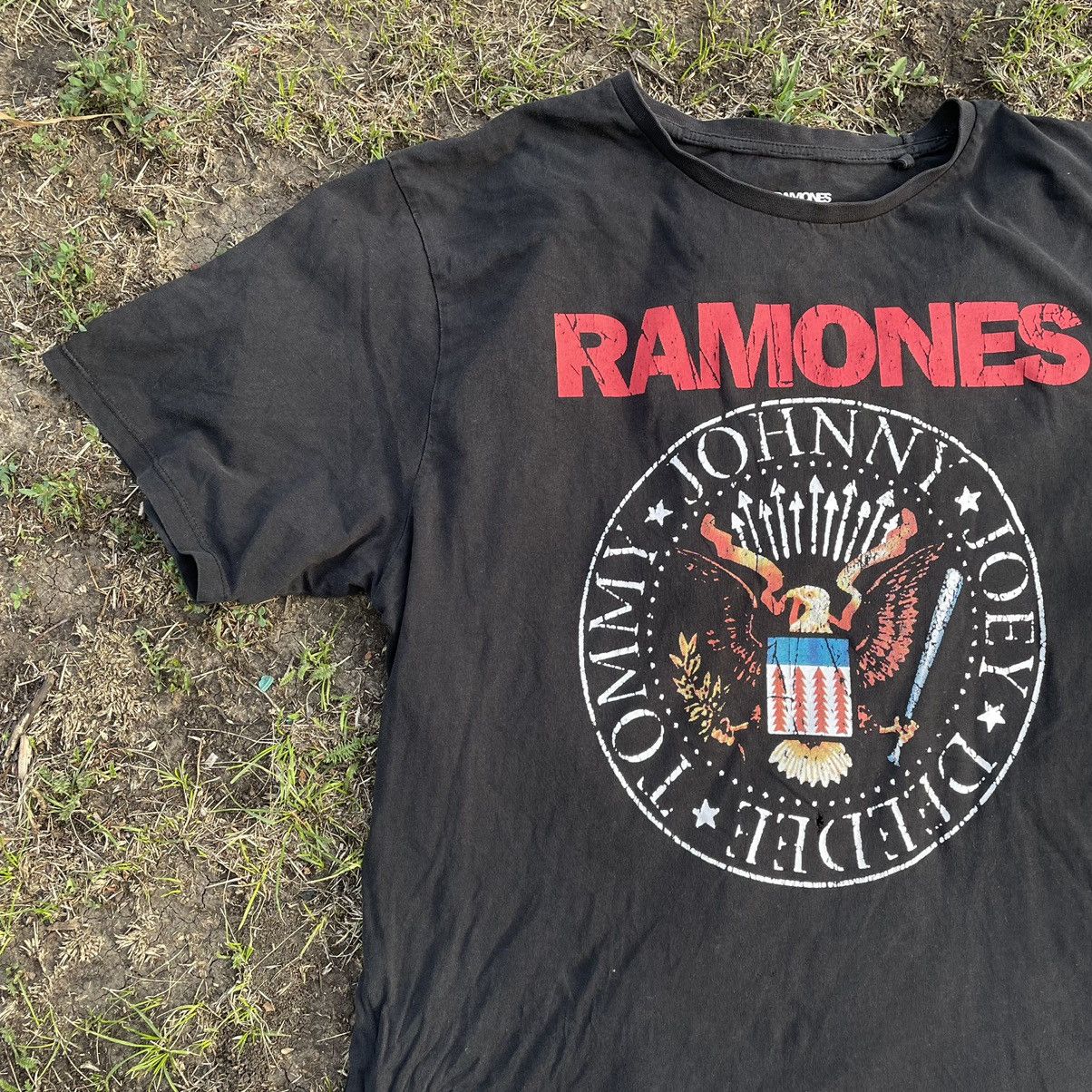 Vintage Vintage Y2K Ramones Graphic Band Tee Faded Black Baggy L Size US L / EU 52-54 / 3 - 2 Thumbnail