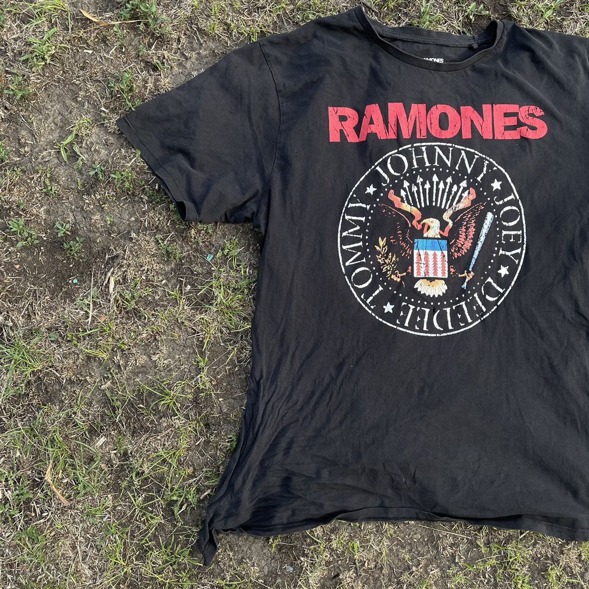 Vintage Vintage Y2K Ramones Graphic Band Tee Faded Black Baggy L Size US L / EU 52-54 / 3 - 4 Thumbnail