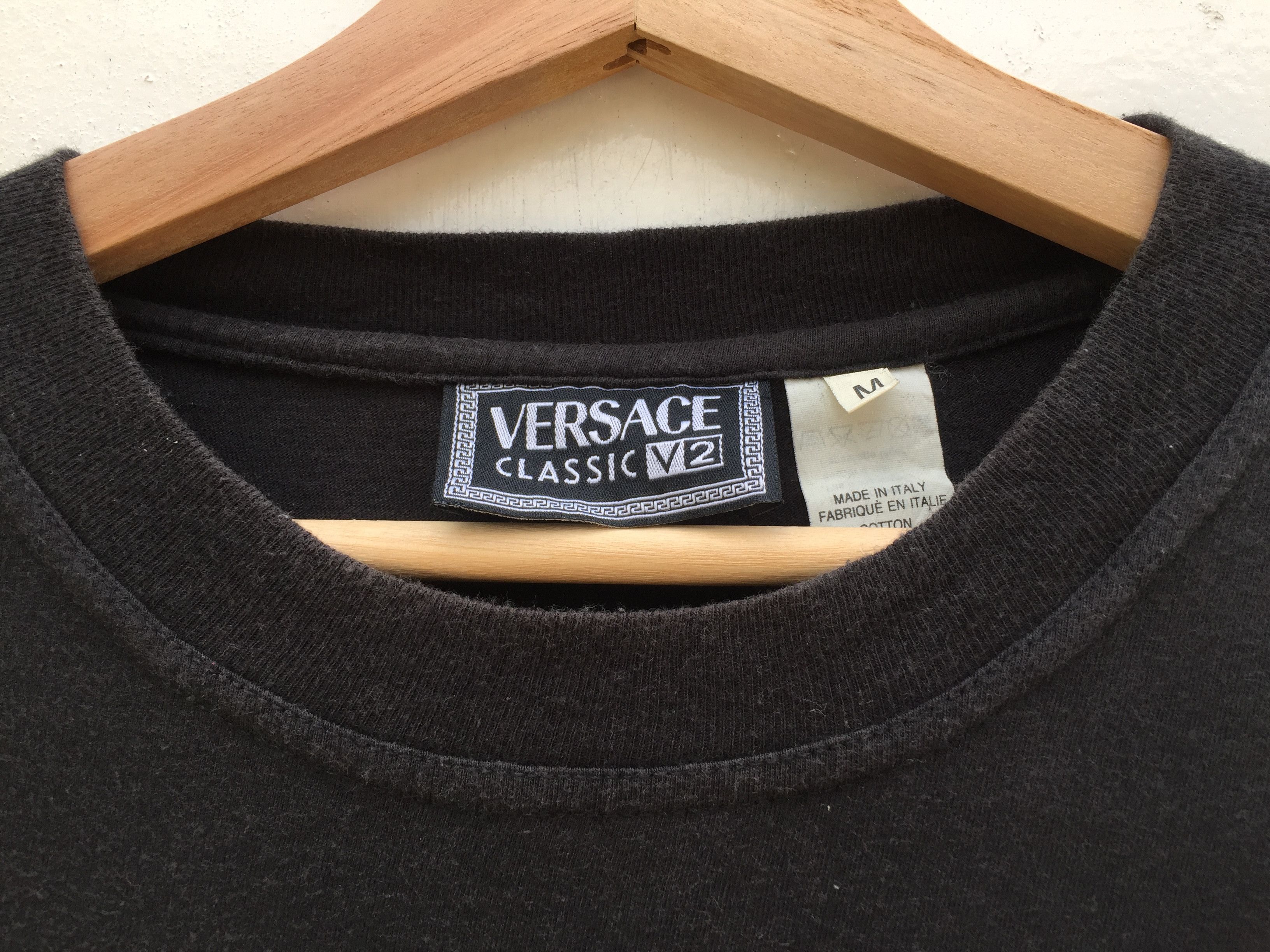 Versace Vintage VERSACE CLASSIC V2 spell out nice design t-shirt Size US L / EU 52-54 / 3 - 6 Thumbnail