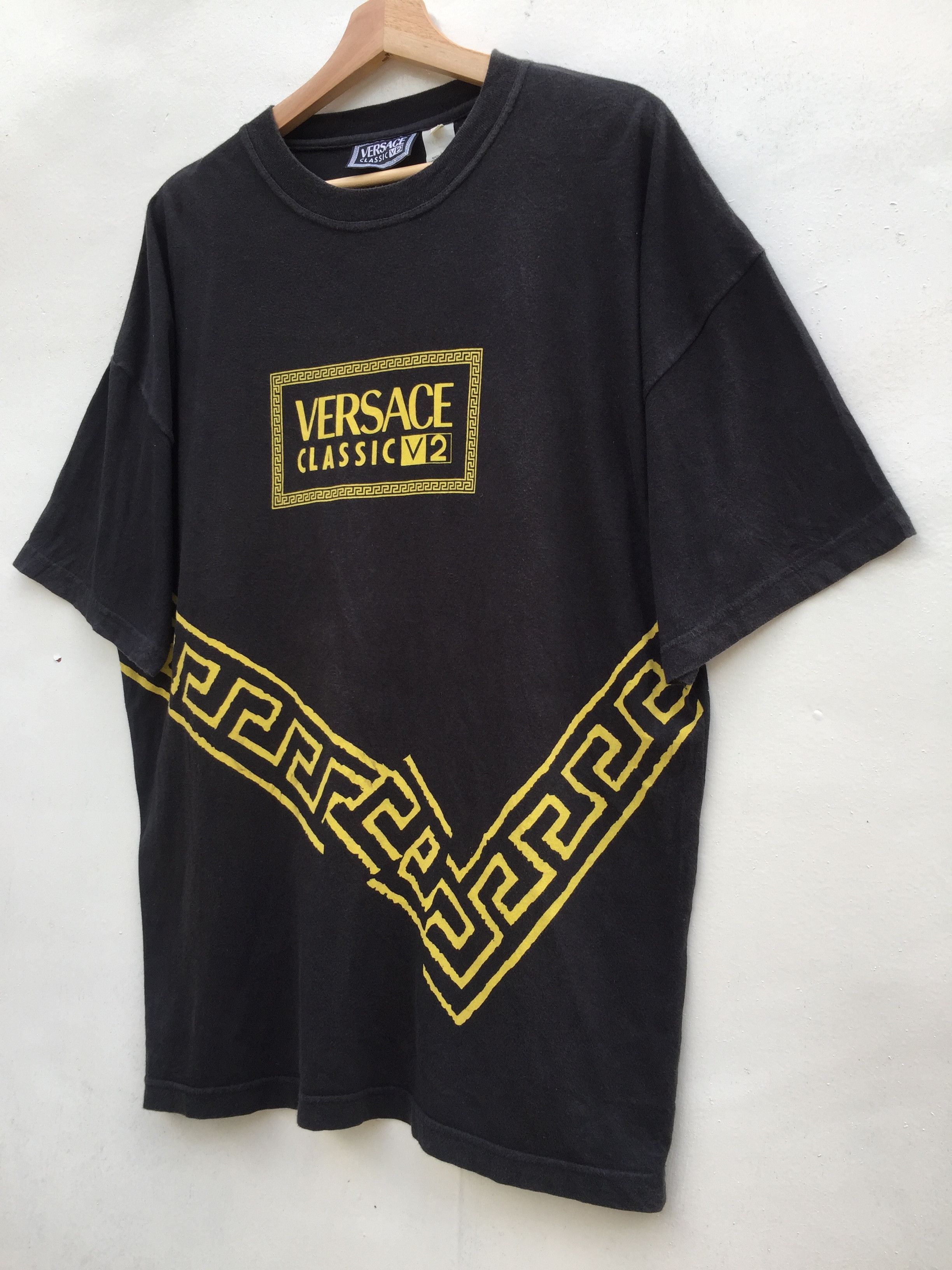 Versace Vintage VERSACE CLASSIC V2 spell out nice design t-shirt Size US L / EU 52-54 / 3 - 3 Thumbnail