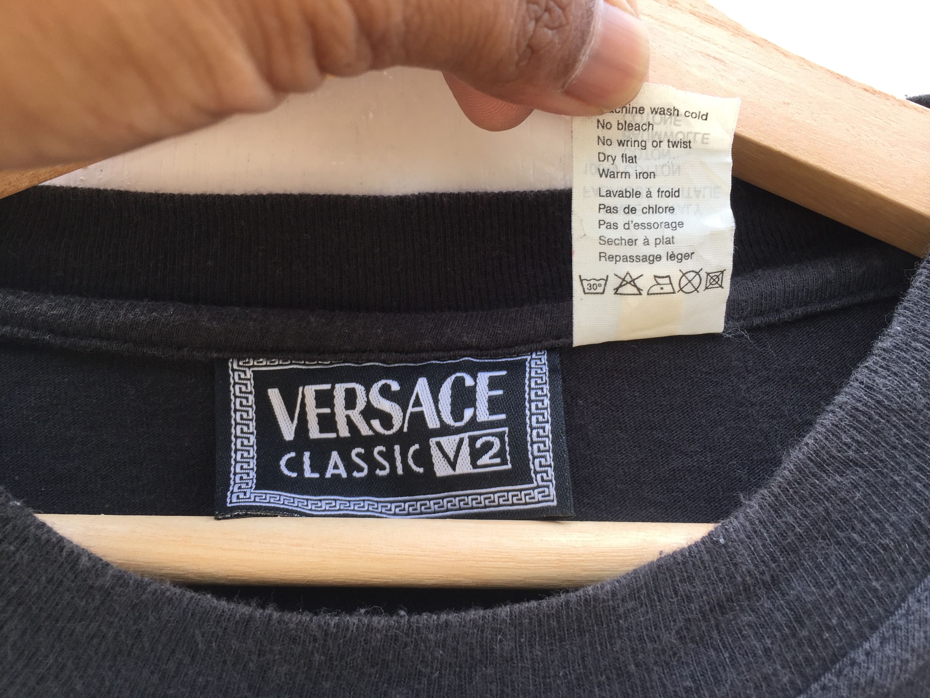 Versace Vintage VERSACE CLASSIC V2 spell out nice design t-shirt Size US L / EU 52-54 / 3 - 8 Thumbnail