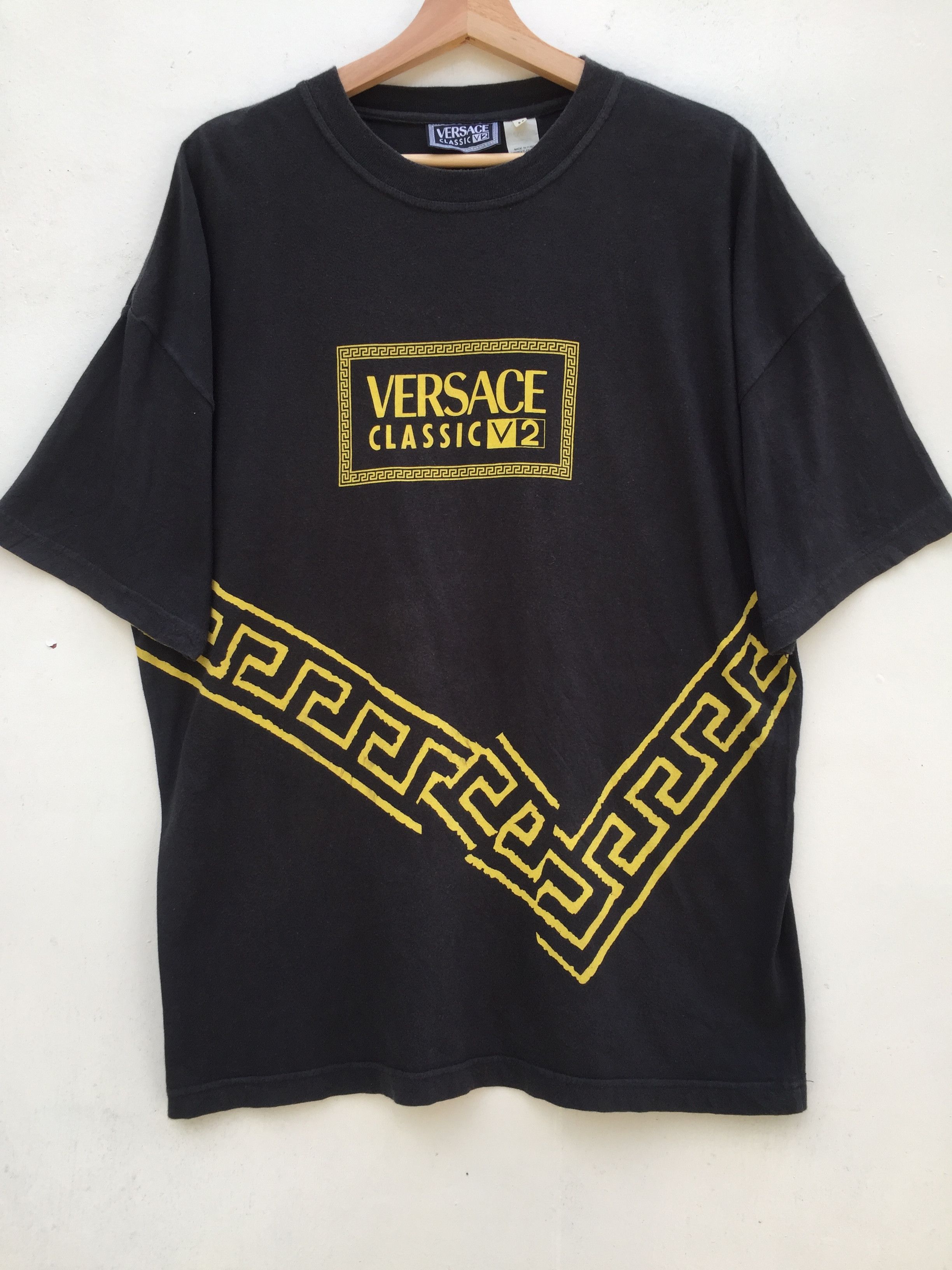 Versace Vintage VERSACE CLASSIC V2 spell out nice design t-shirt Size US L / EU 52-54 / 3 - 4 Thumbnail