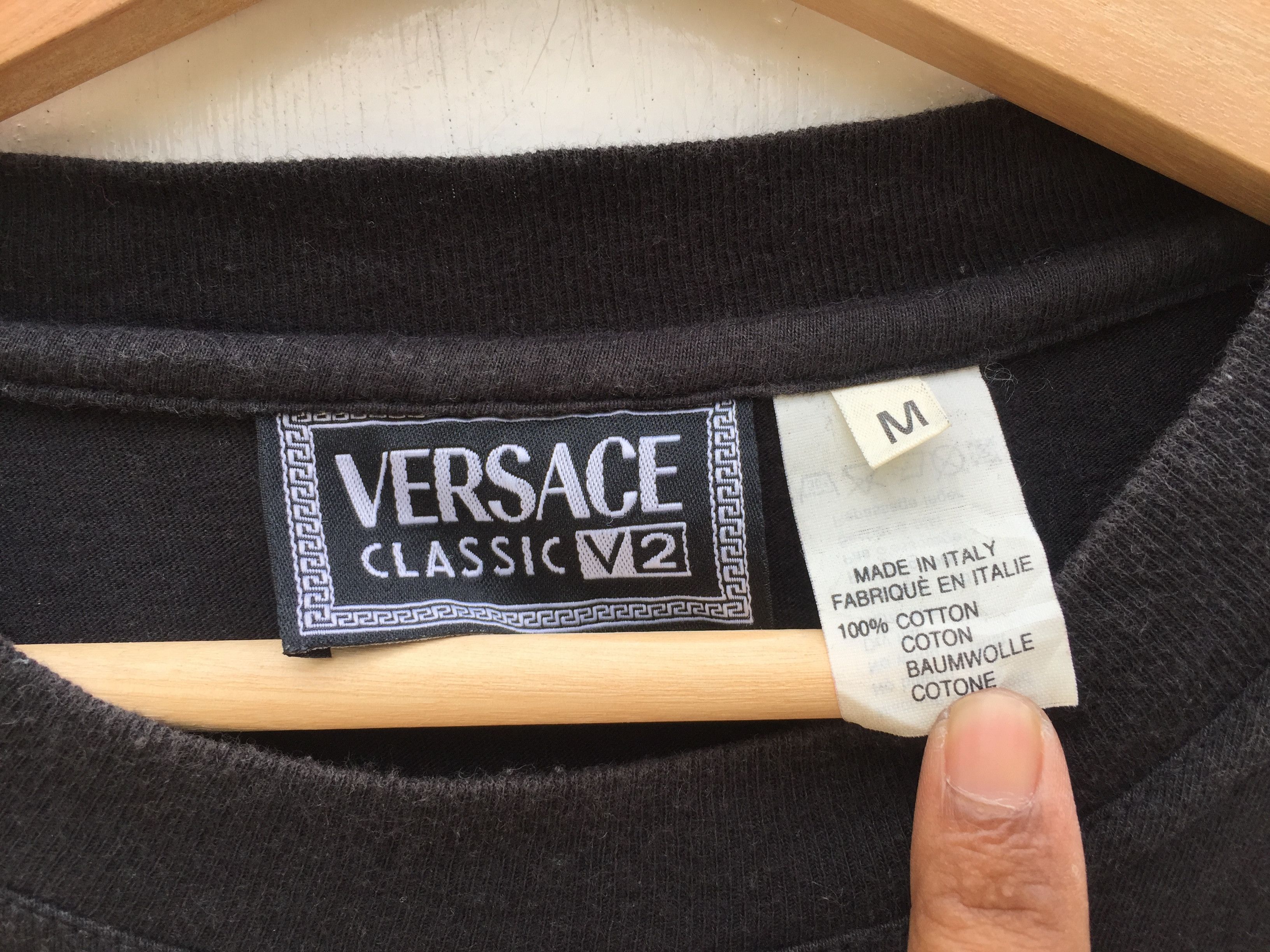 Versace Vintage VERSACE CLASSIC V2 spell out nice design t-shirt Size US L / EU 52-54 / 3 - 7 Thumbnail