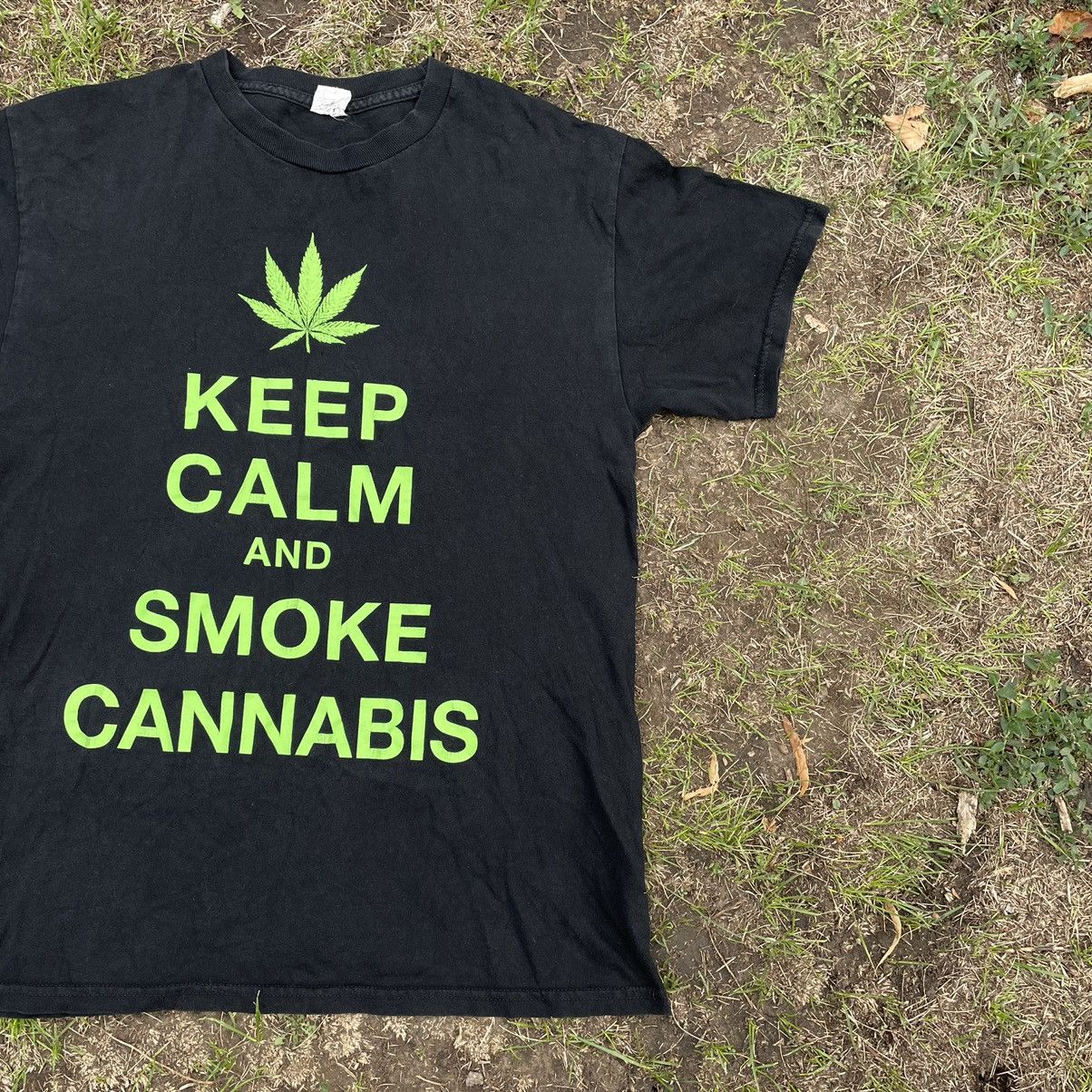 Vintage Vintage 90s Graphic Tee Keep Calm Smoke Cannabis Streetwear Size US L / EU 52-54 / 3 - 2 Thumbnail