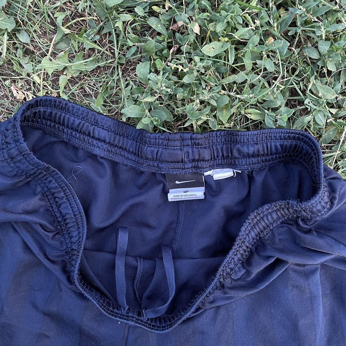 Vintage Vintage 90s Nike Swoosh Nylon Shorts Baggy Streetwear 32 Size US 32 / EU 48 - 5 Thumbnail