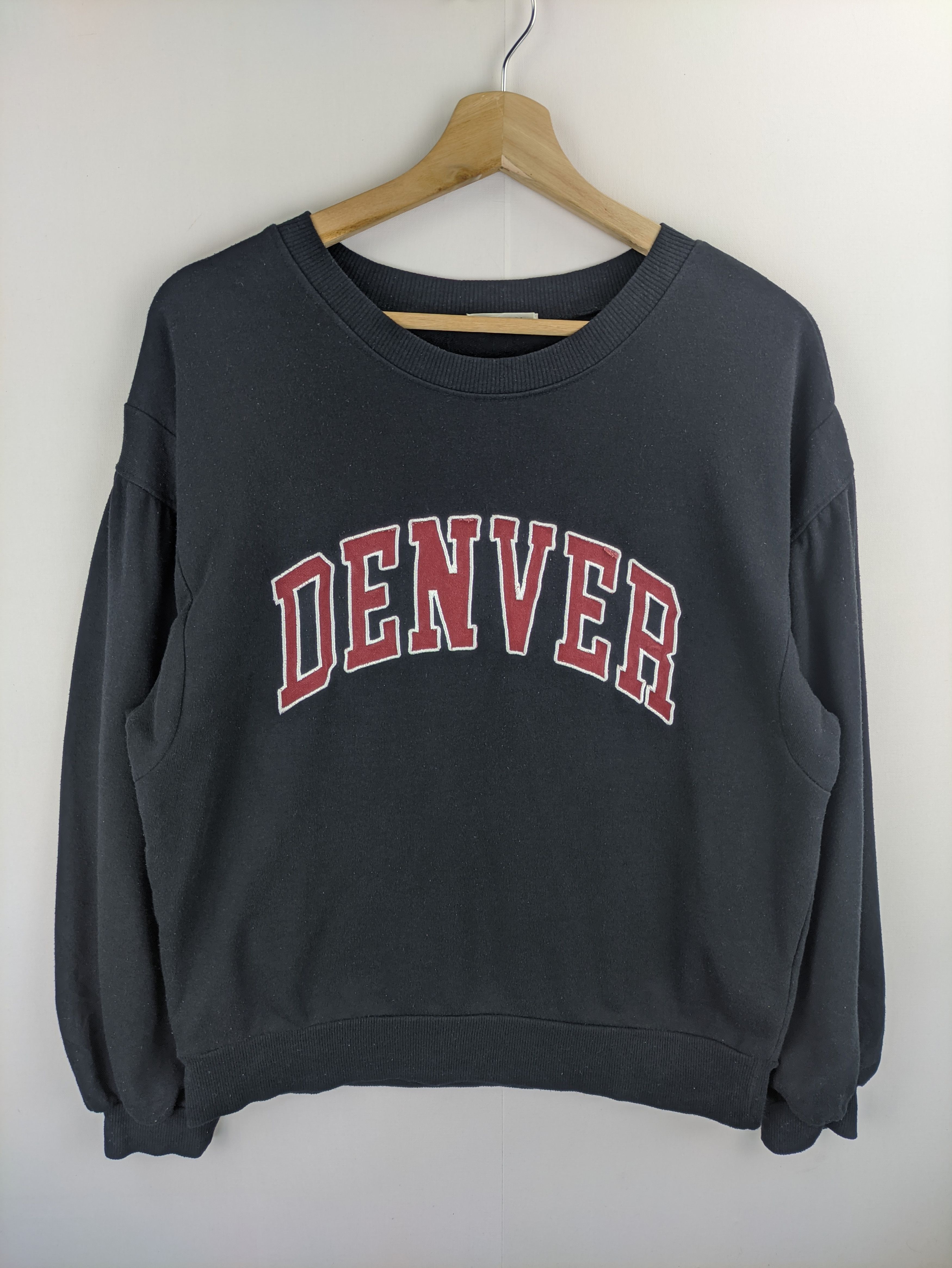 image of Urban Stealscropped Sweatshirt Denver Spell Out in Black, Women's (Size Medium)