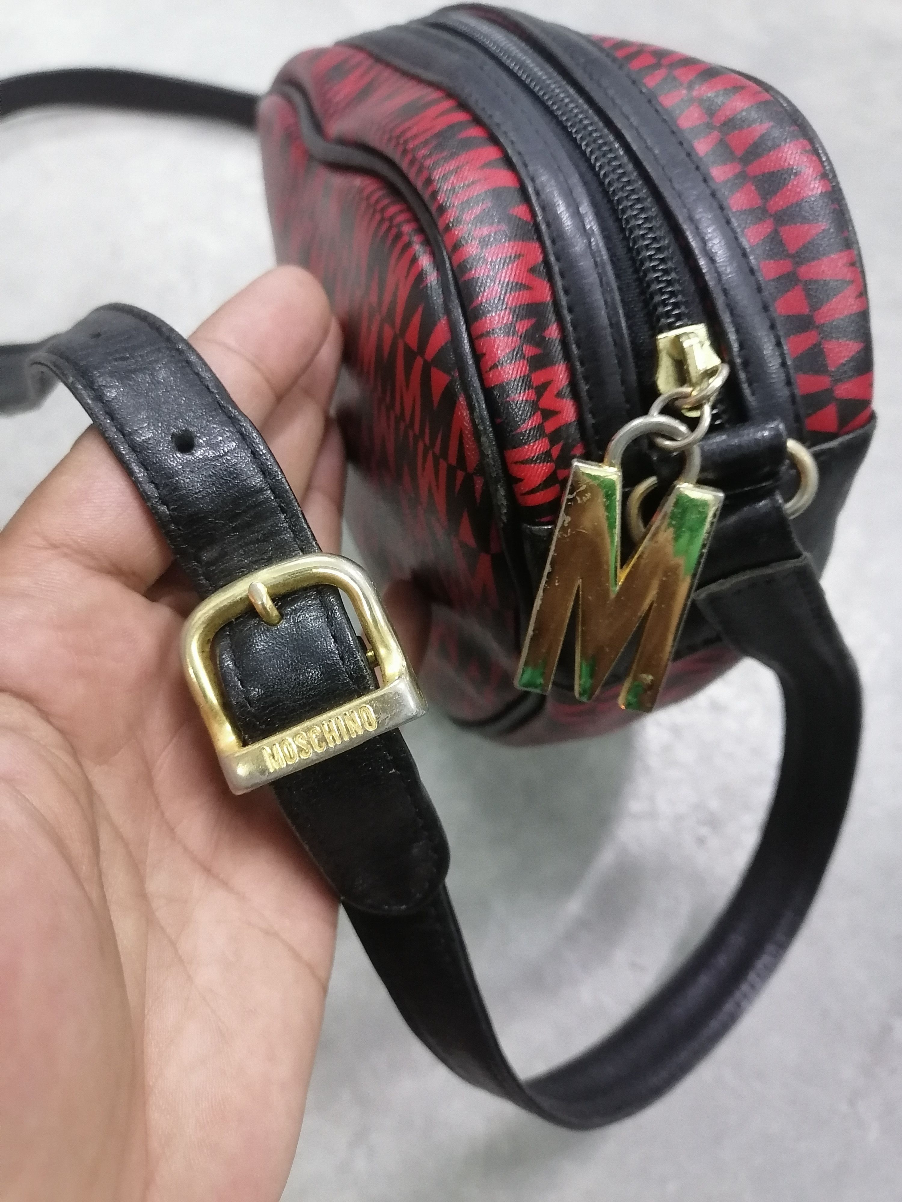Moschino Vintage Moschino Love❤️ M Printed Leather Sling Bag Size ONE SIZE - 7 Thumbnail