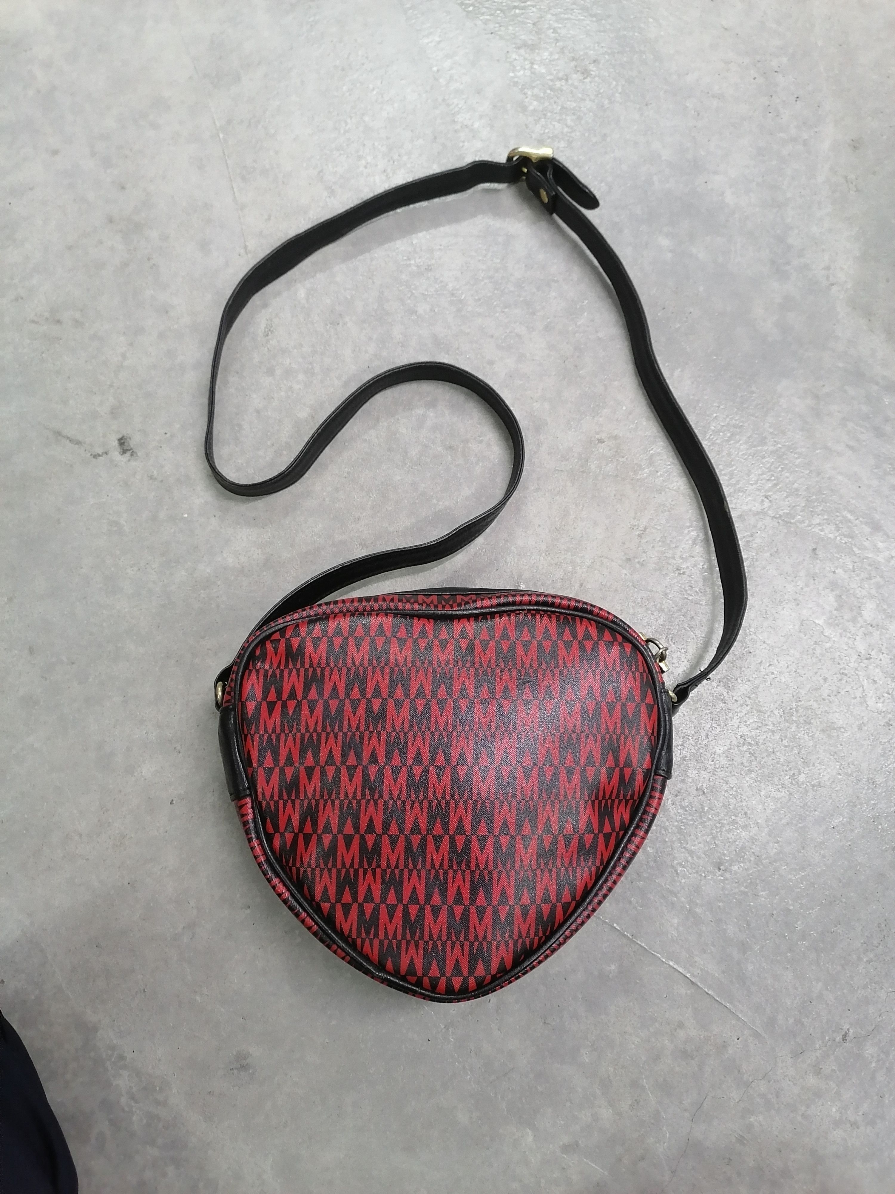 Moschino Vintage Moschino Love❤️ M Printed Leather Sling Bag Size ONE SIZE - 3 Thumbnail