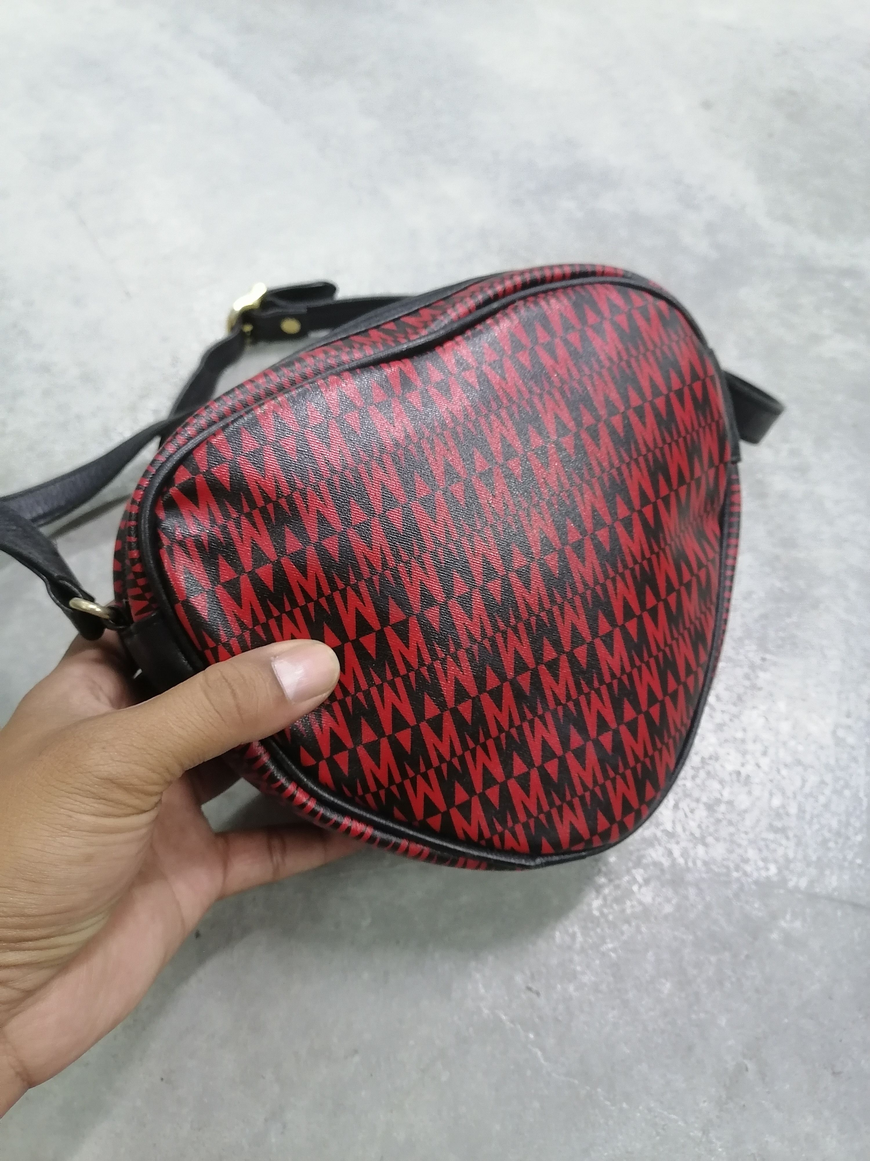 Moschino Vintage Moschino Love❤️ M Printed Leather Sling Bag Size ONE SIZE - 6 Thumbnail