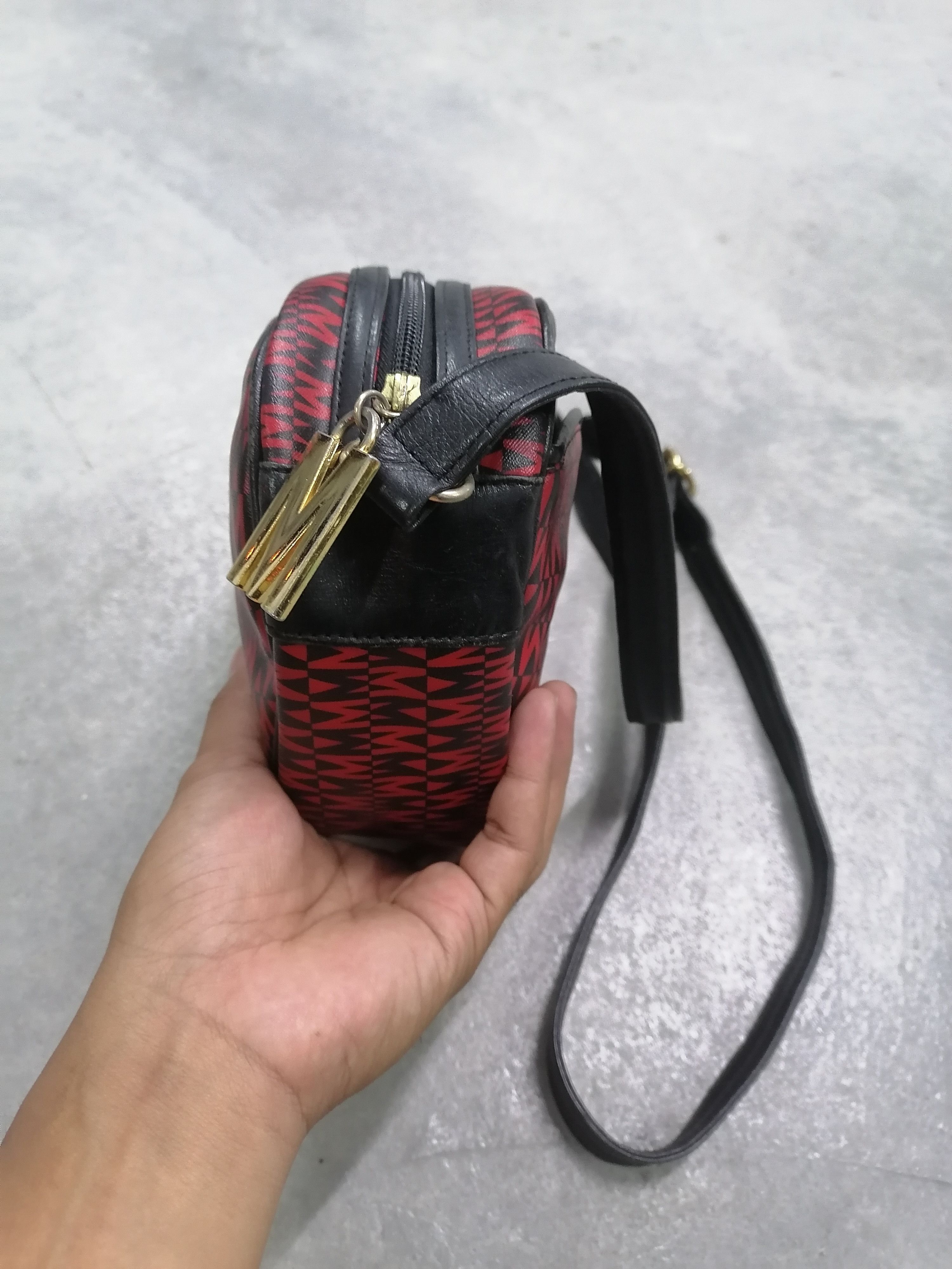 Moschino Vintage Moschino Love❤️ M Printed Leather Sling Bag Size ONE SIZE - 5 Thumbnail