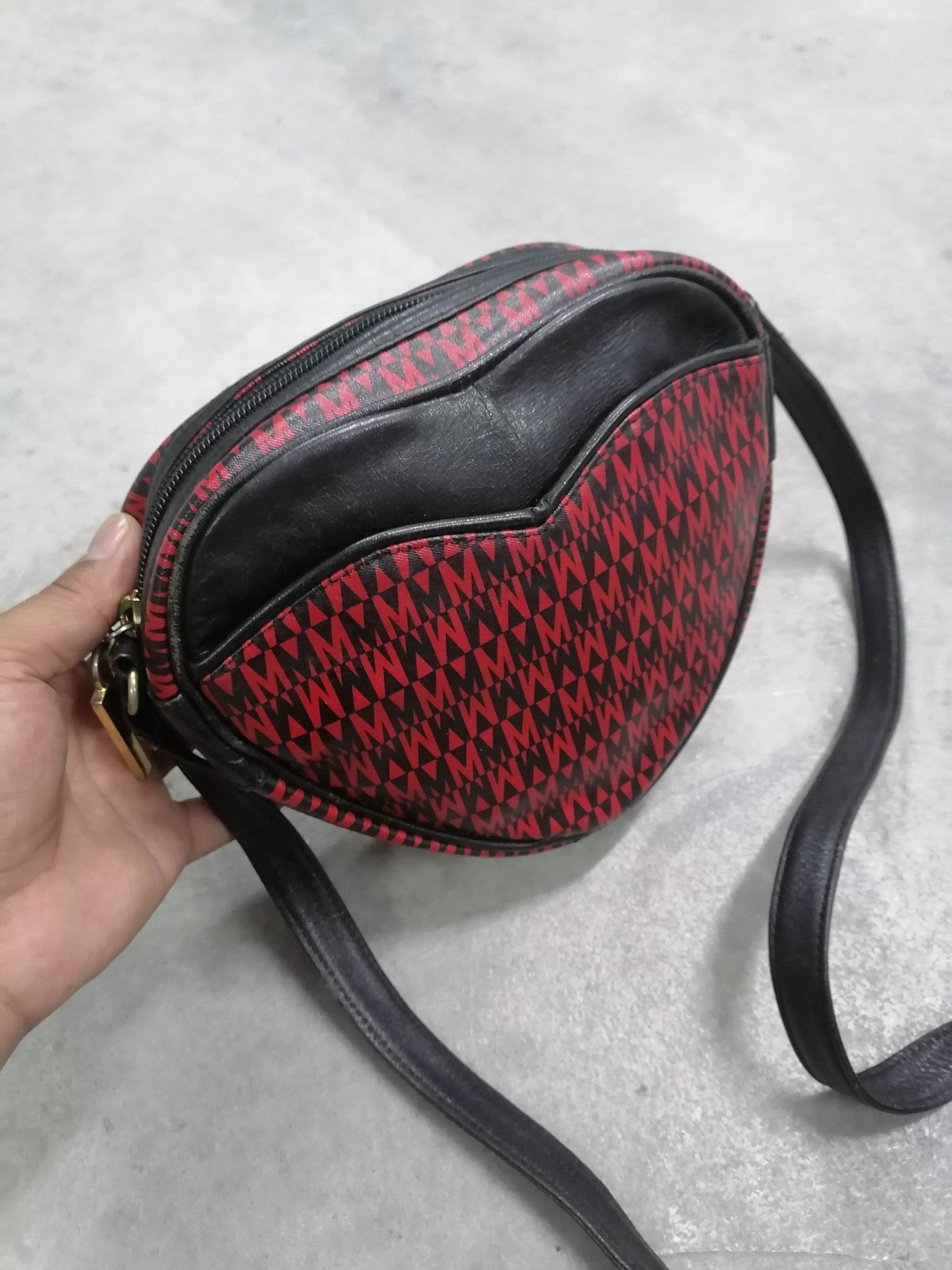 Moschino Vintage Moschino Love❤️ M Printed Leather Sling Bag Size ONE SIZE - 4 Thumbnail