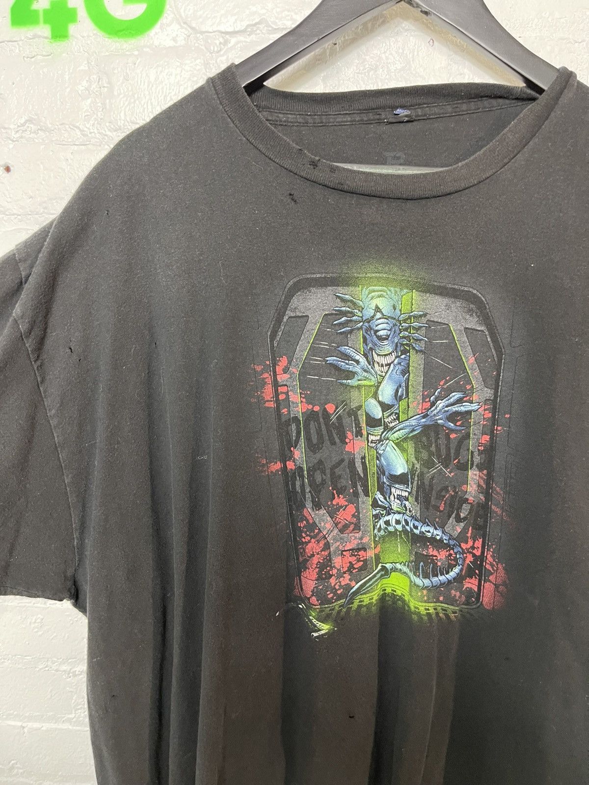 Vintage Vintage 90s ALIEN vs PREDATOR Thrashes T shirt oversized Size US XL / EU 56 / 4 - 2 Thumbnail