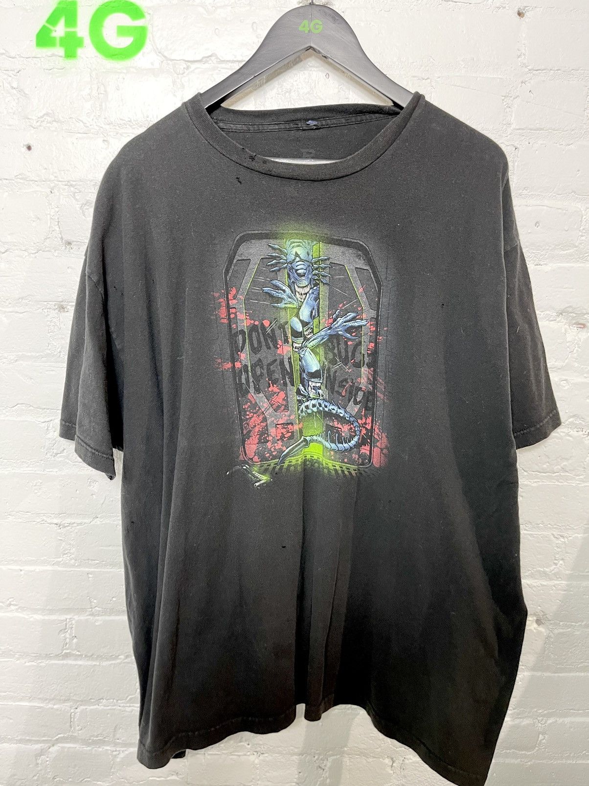 image of Vintage 90's Alien Vs Predator Thrashes T Shirt Oversized in Black, Men's (Size XL)